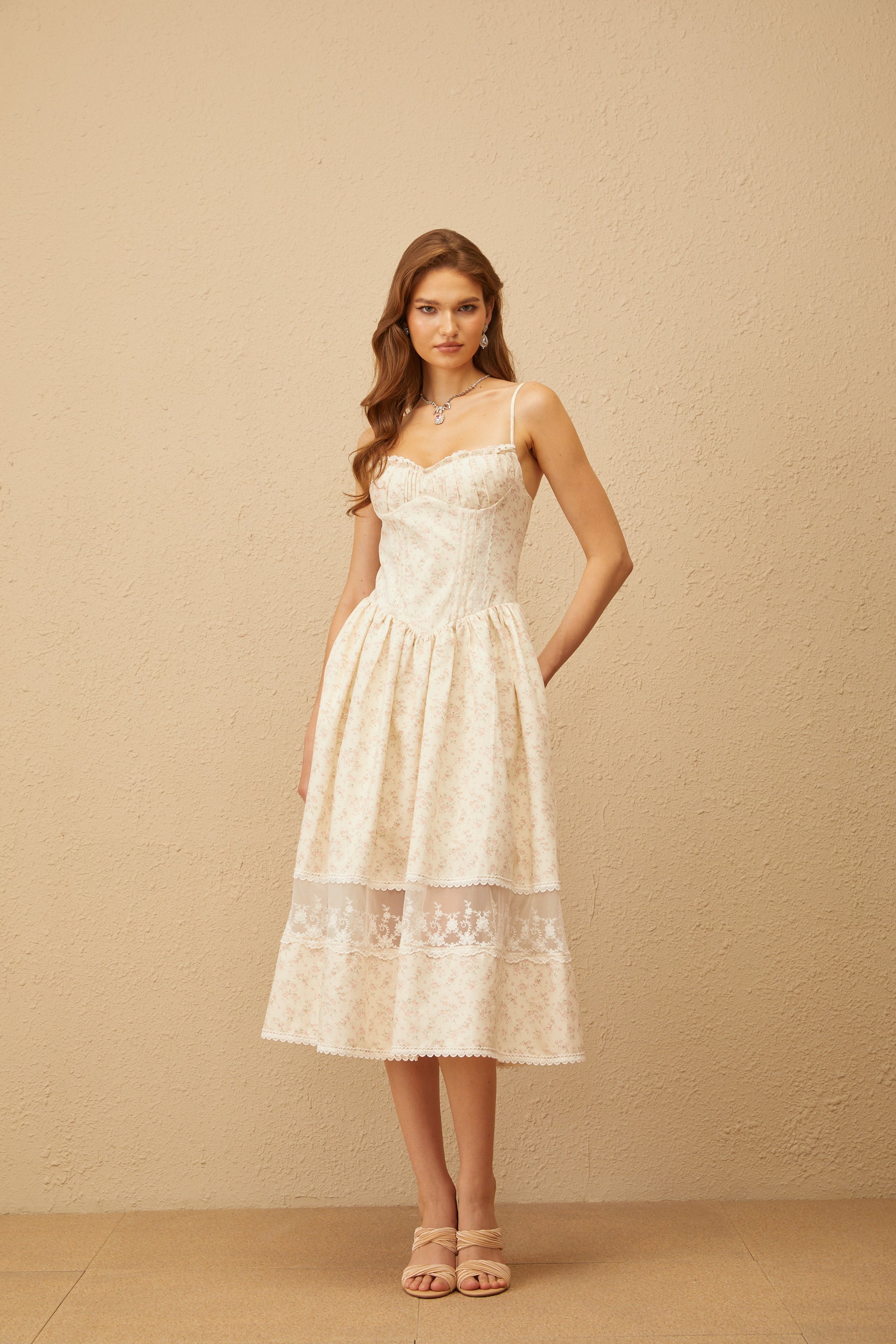 Caroline – Neutrales Midikleid mit Spitzenbesatz und Blumenmuster