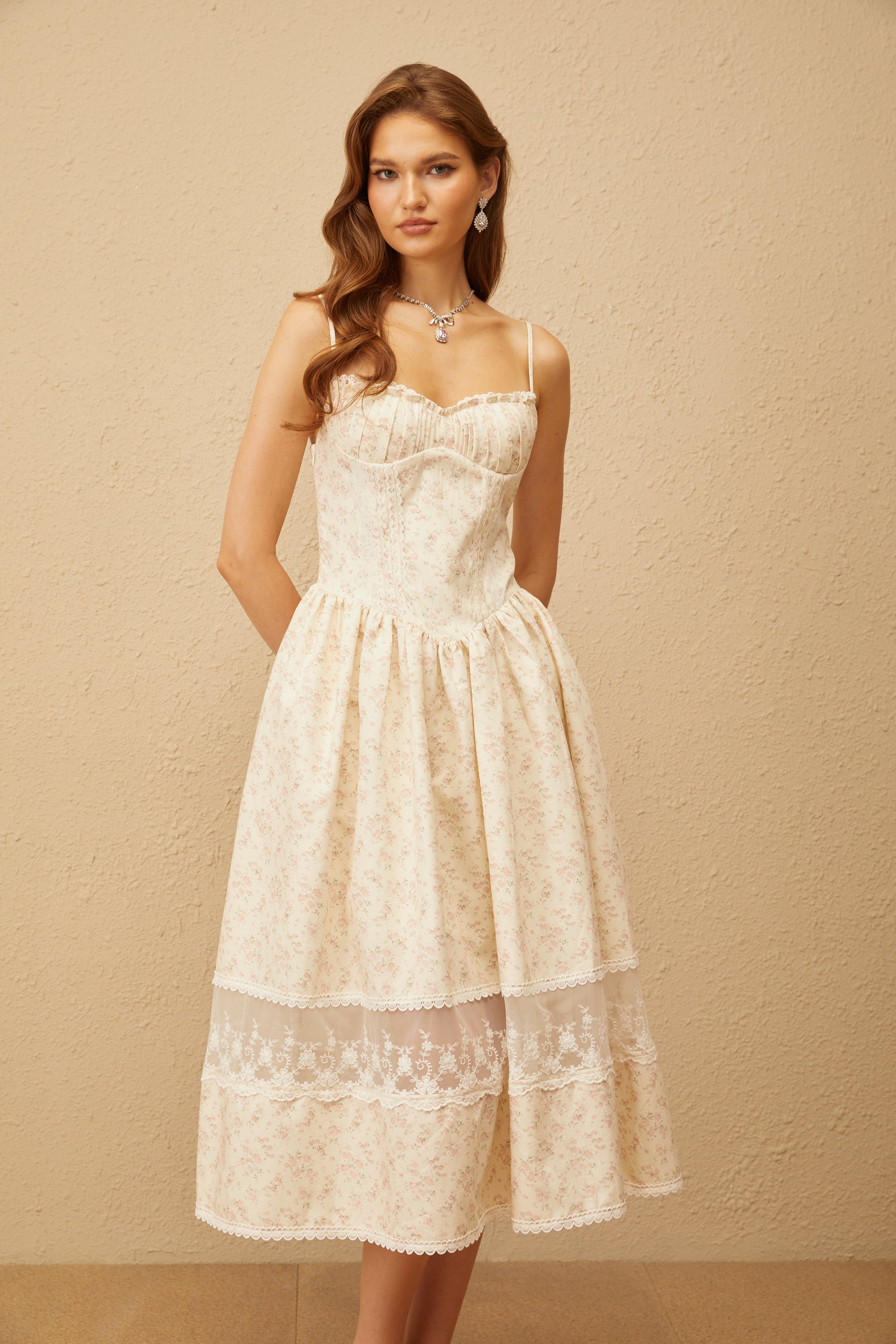 Caroline – Neutrales Midikleid mit Spitzenbesatz und Blumenmuster