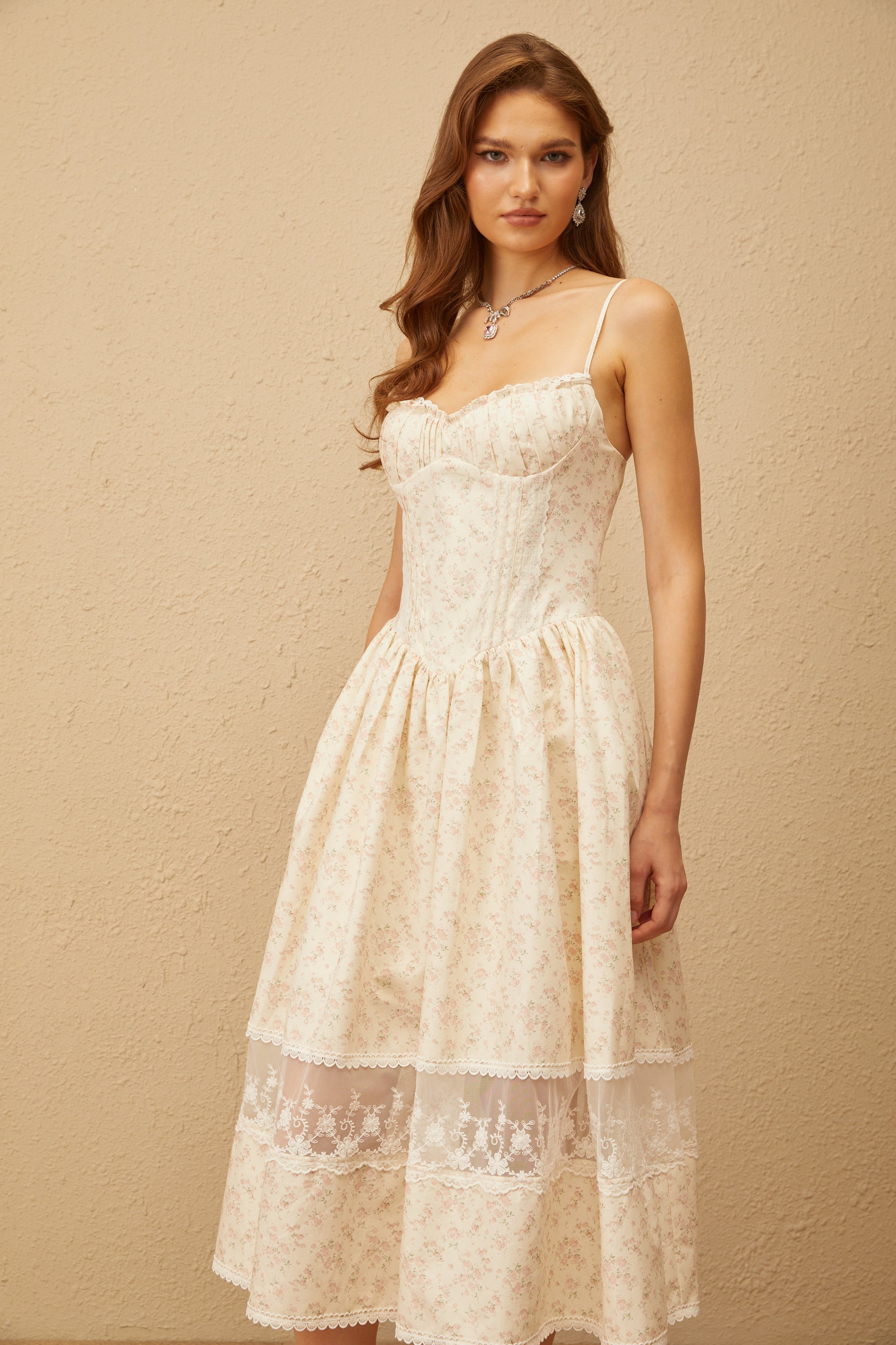 Caroline – Neutrales Midikleid mit Spitzenbesatz und Blumenmuster