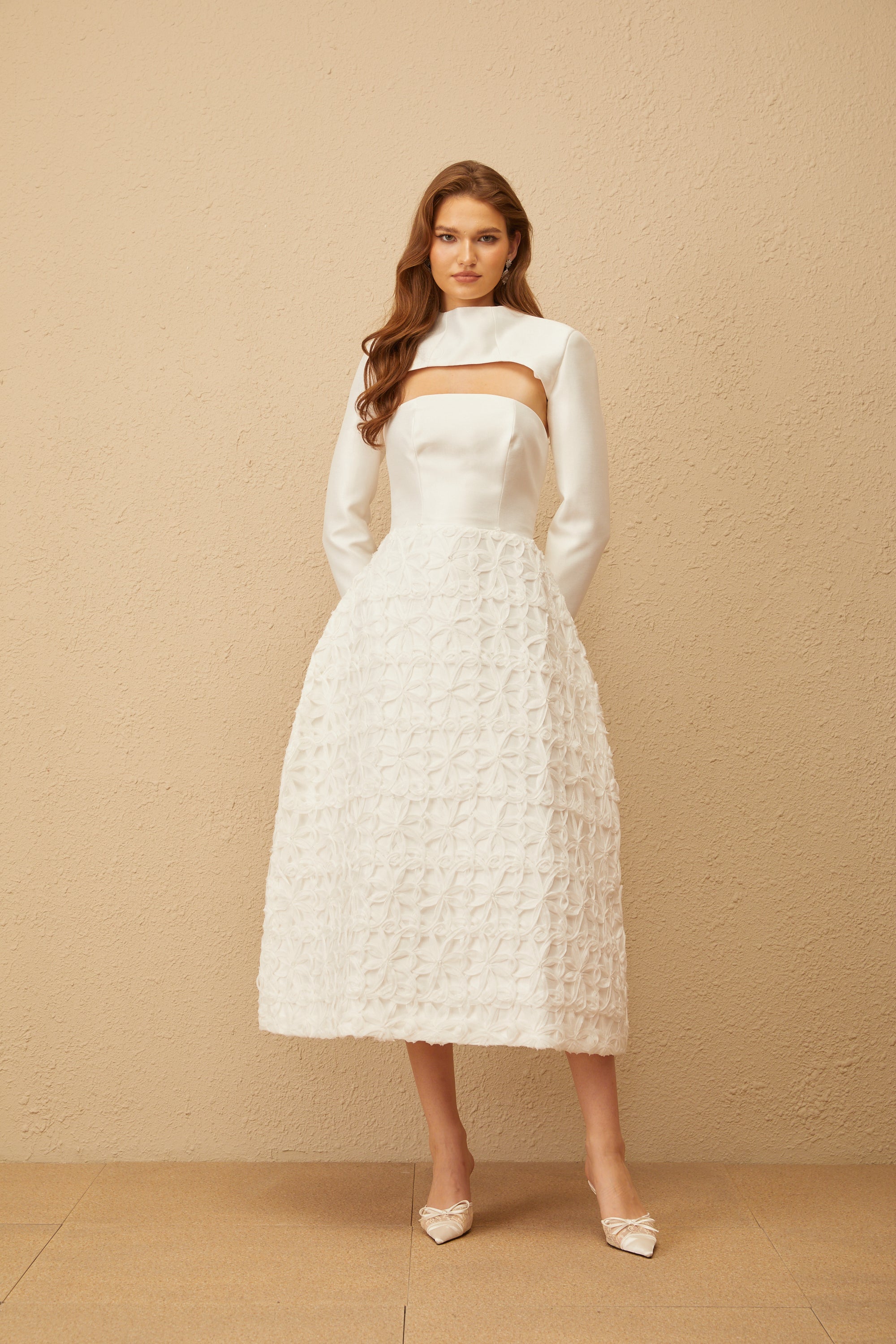 Dulcie – Weißes Jacquard-Set mit Schal und Kleid mit Blumenmuster