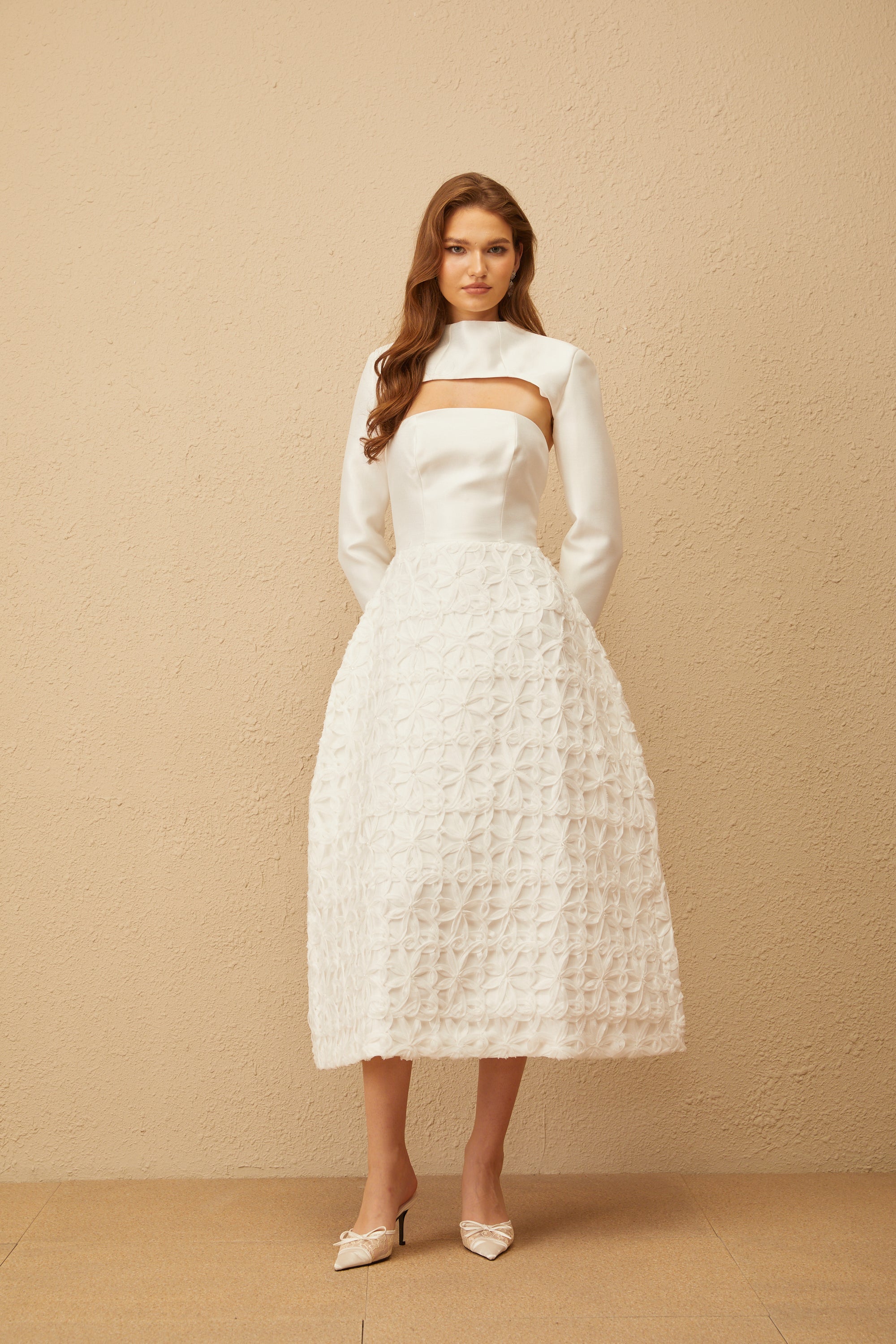 Dulcie – Weißes Jacquard-Set mit Schal und Kleid mit Blumenmuster