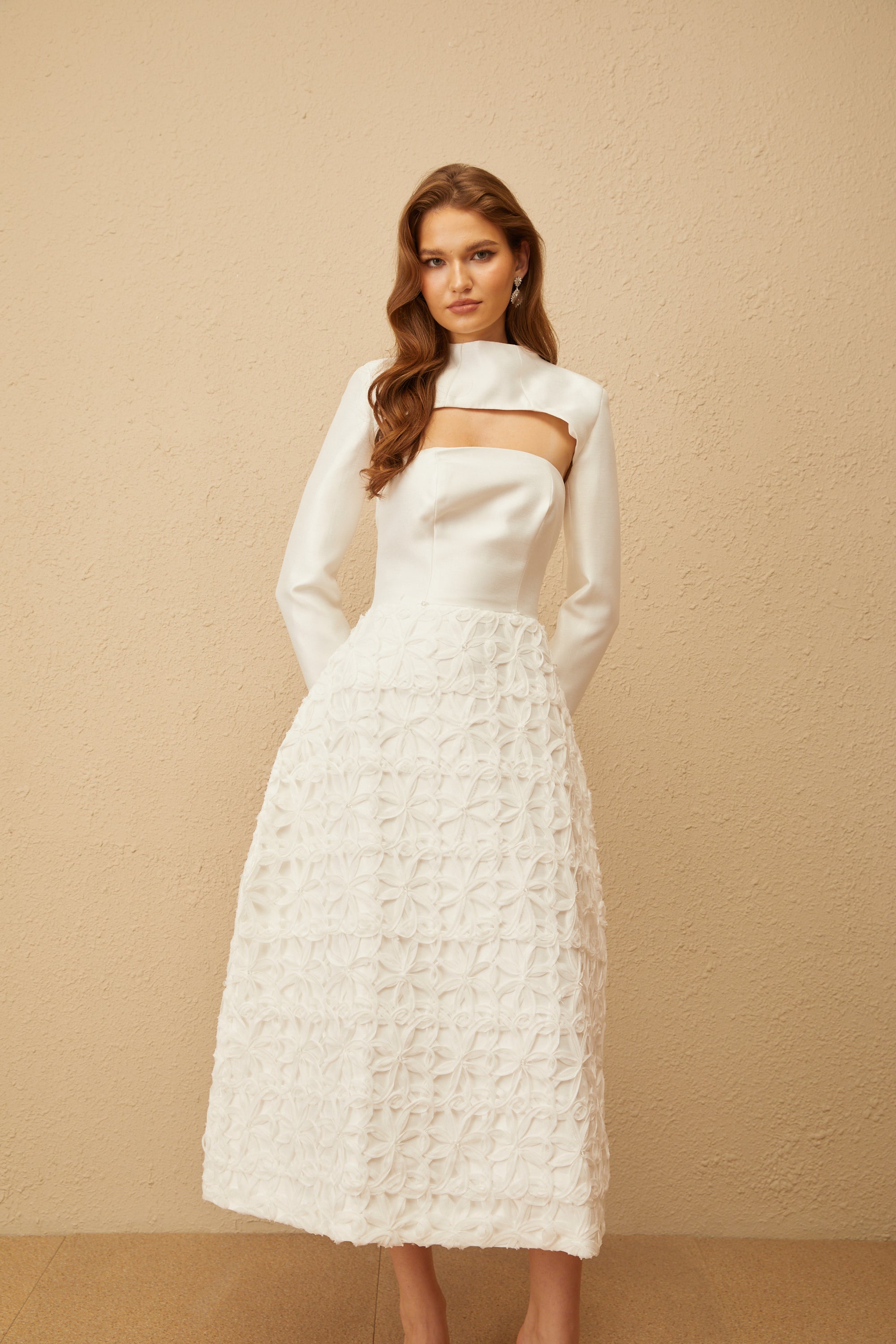 Dulcie – Weißes Jacquard-Set mit Schal und Kleid mit Blumenmuster