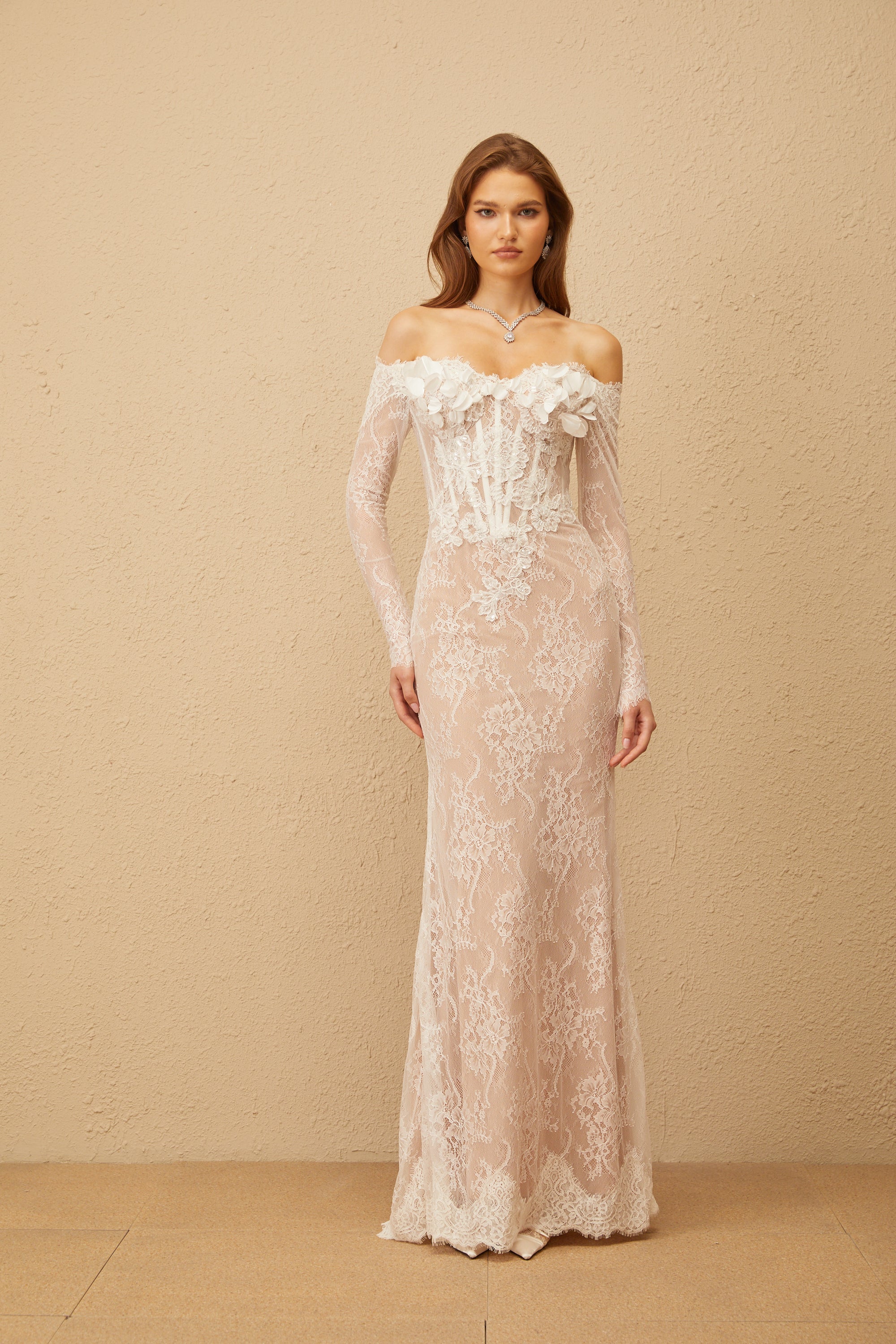 فستان كارمن ماكسي أبيض مزين بالزهور من الدانتيل