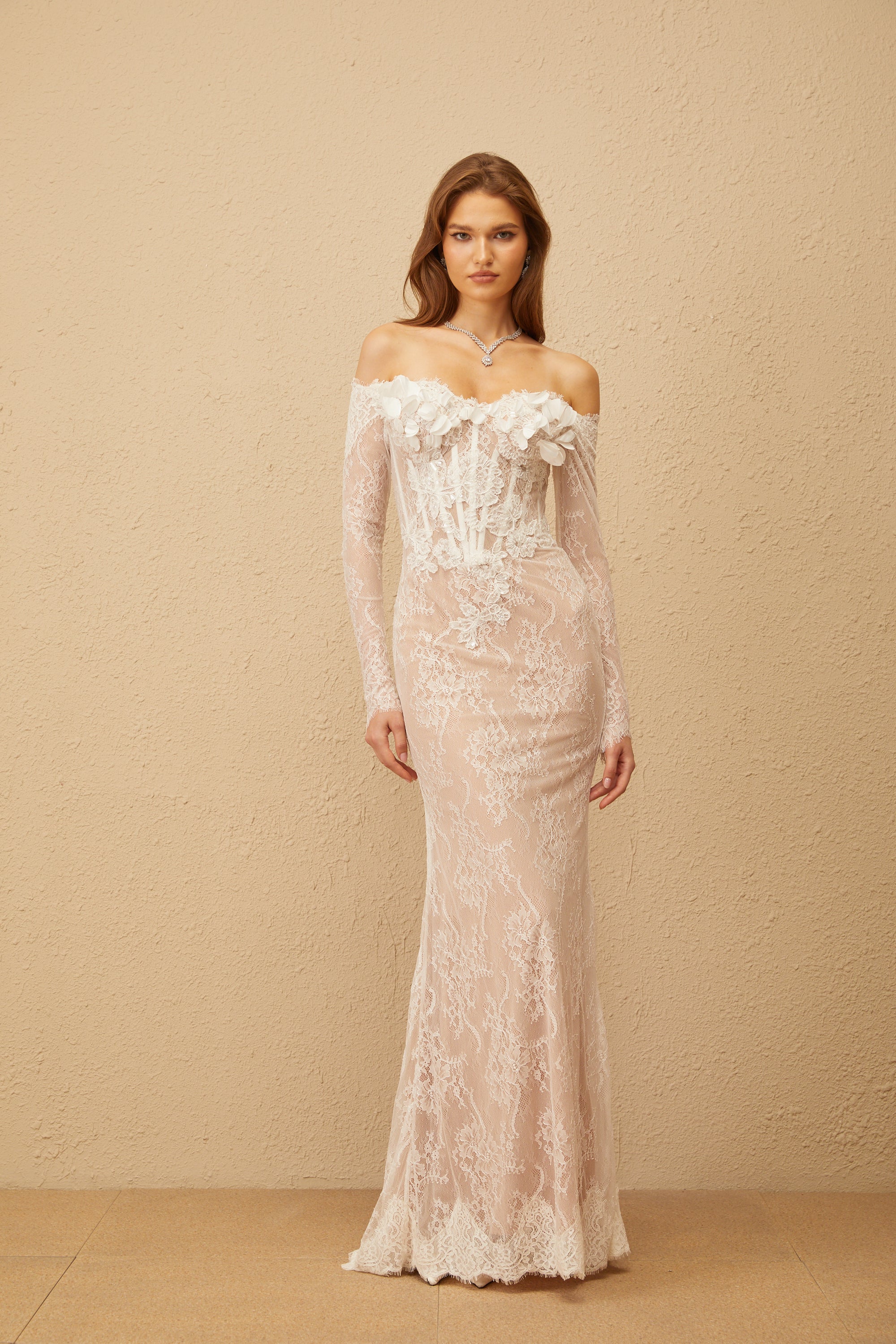 فستان كارمن ماكسي أبيض مزين بالزهور من الدانتيل