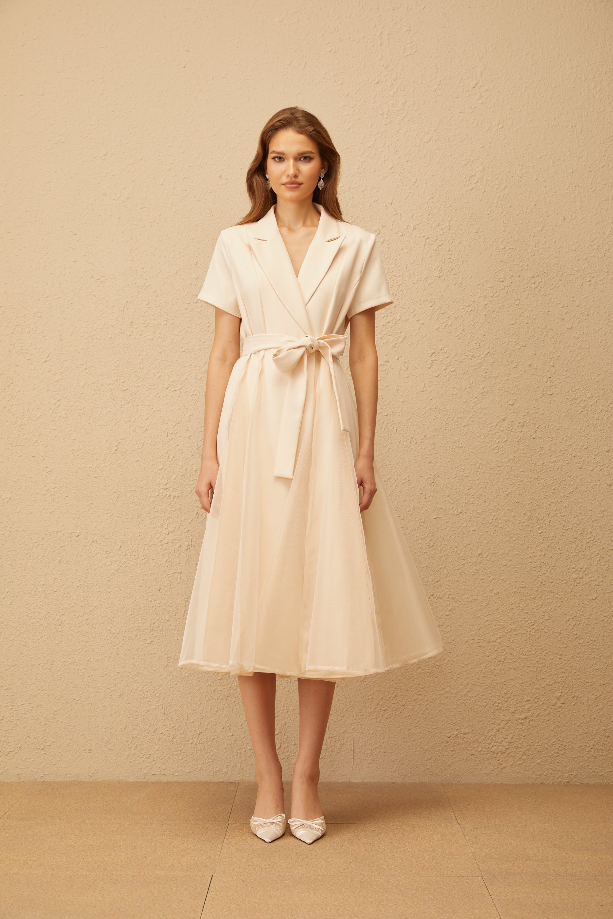 Aurore – Neutrales Wickel-Midikleid mit Tüllbahnen