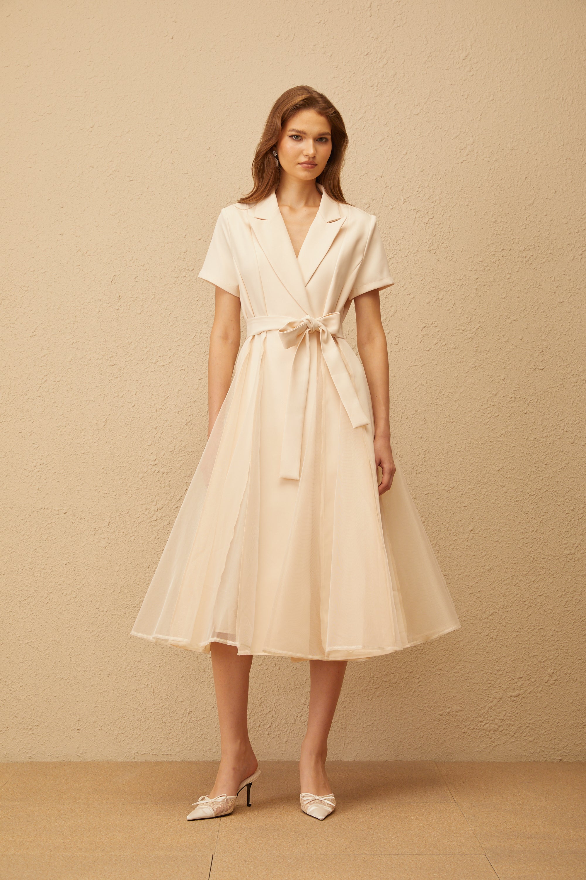 Aurore – Neutrales Wickel-Midikleid mit Tüllbahnen