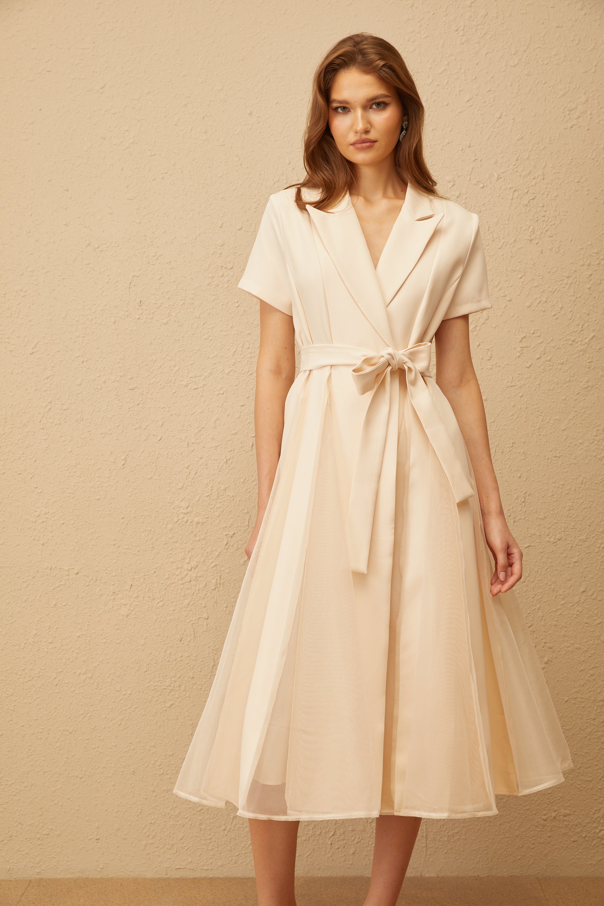 Aurore – Neutrales Wickel-Midikleid mit Tüllbahnen