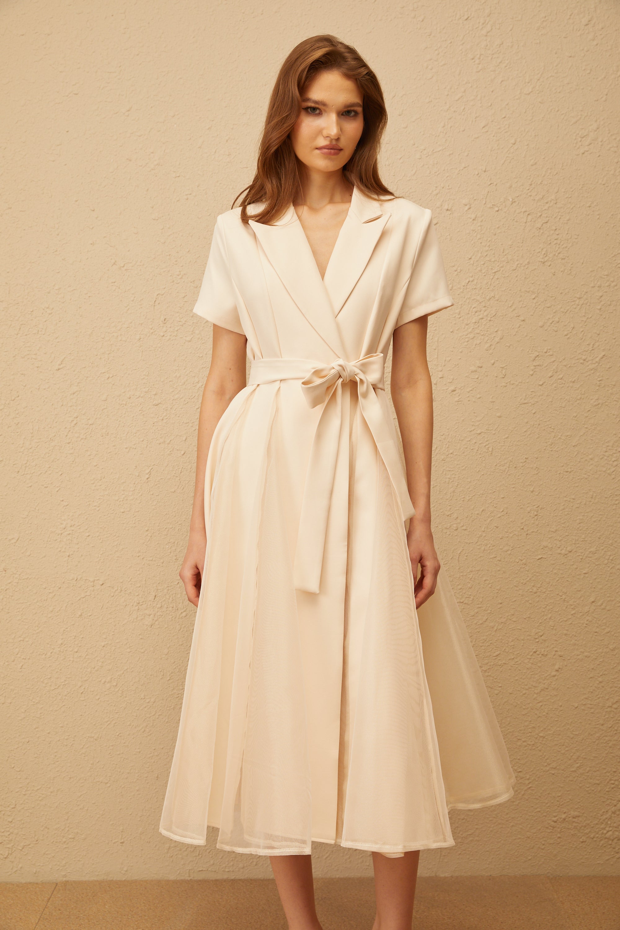 Aurore – Neutrales Wickel-Midikleid mit Tüllbahnen