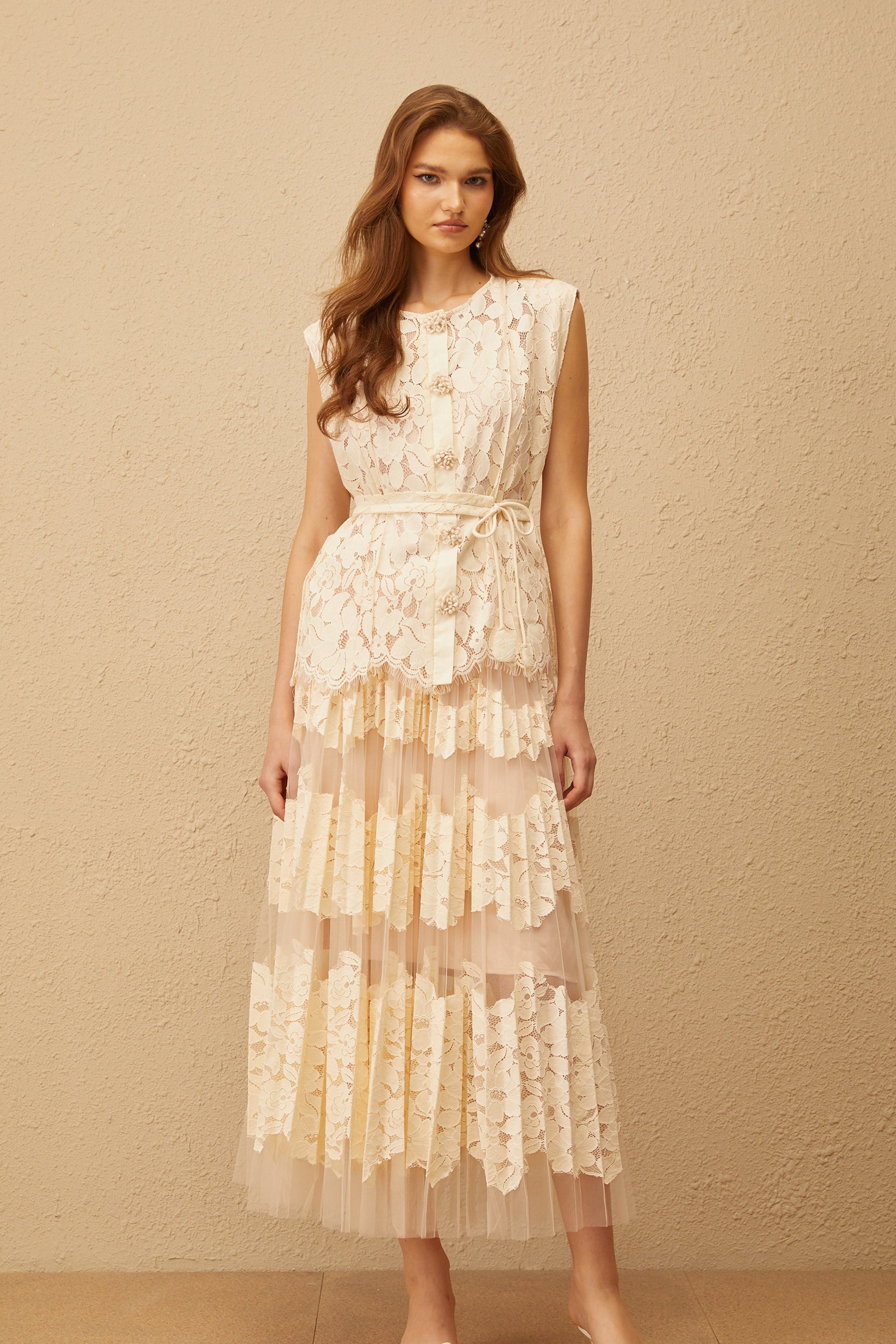 طقم أوديت بلوزة وتنورة من الدانتيل المزهر بألوان محايدة