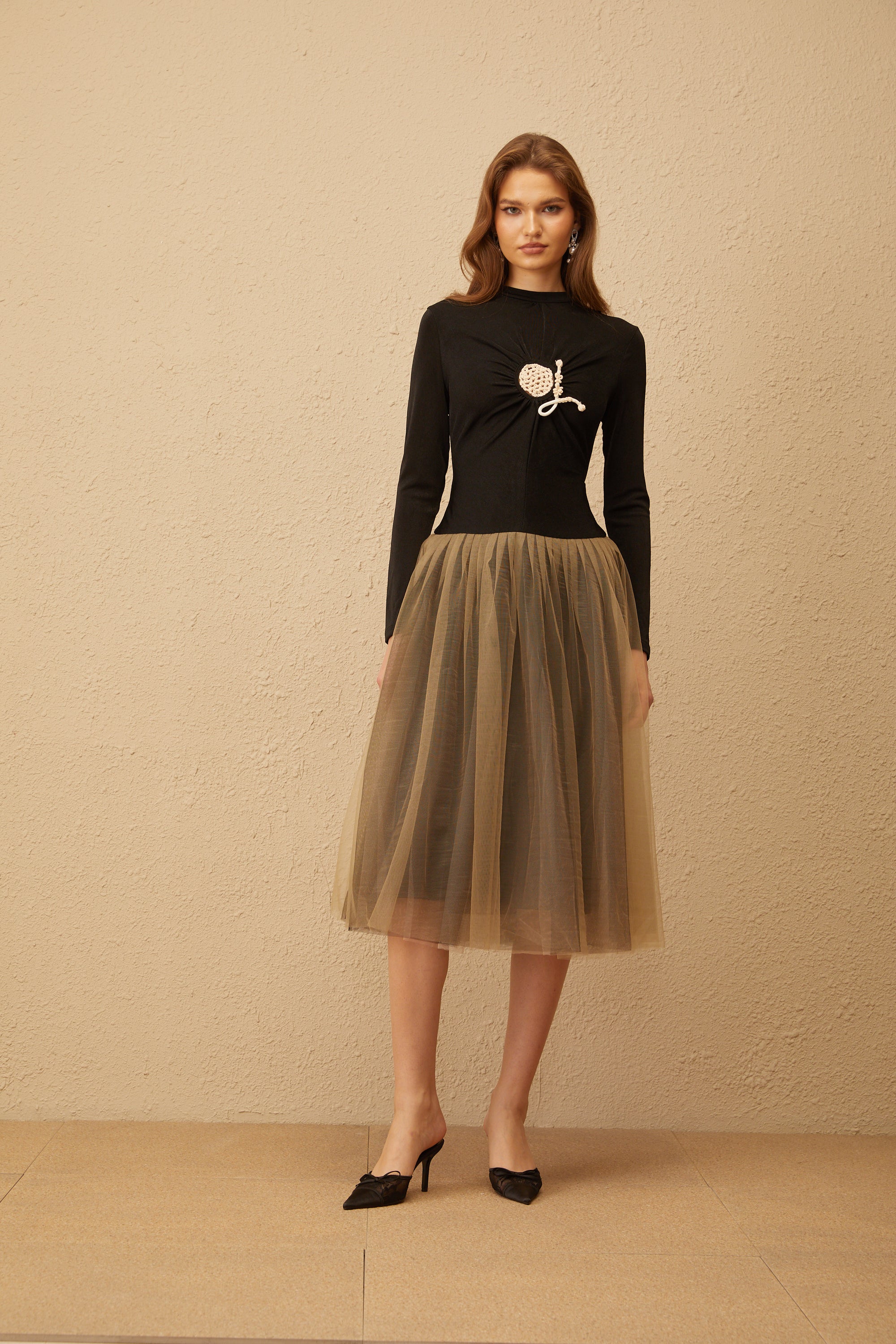 فستان سيزان متوسط الطول من التول وتفاصيل الكروشيه باللون الأسود