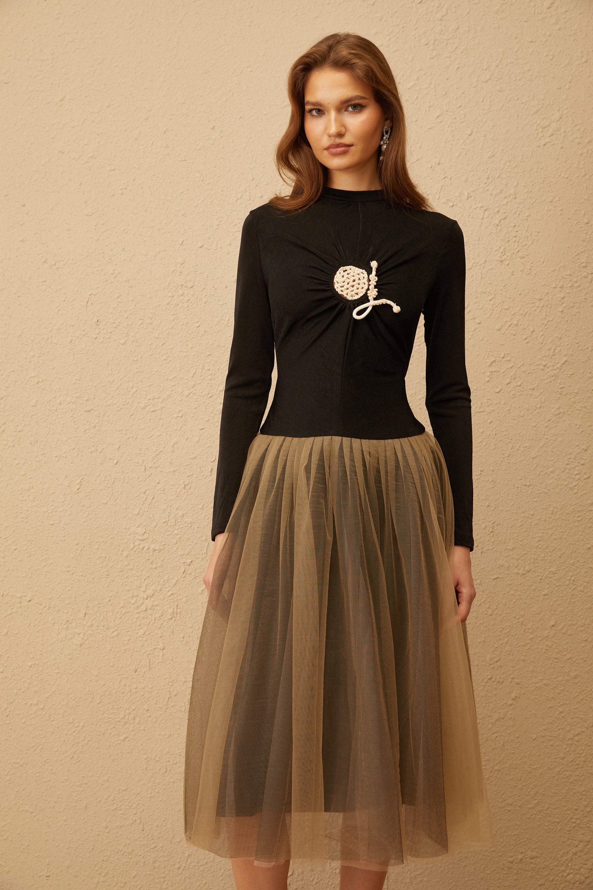 فستان سيزان متوسط الطول من التول وتفاصيل الكروشيه باللون الأسود