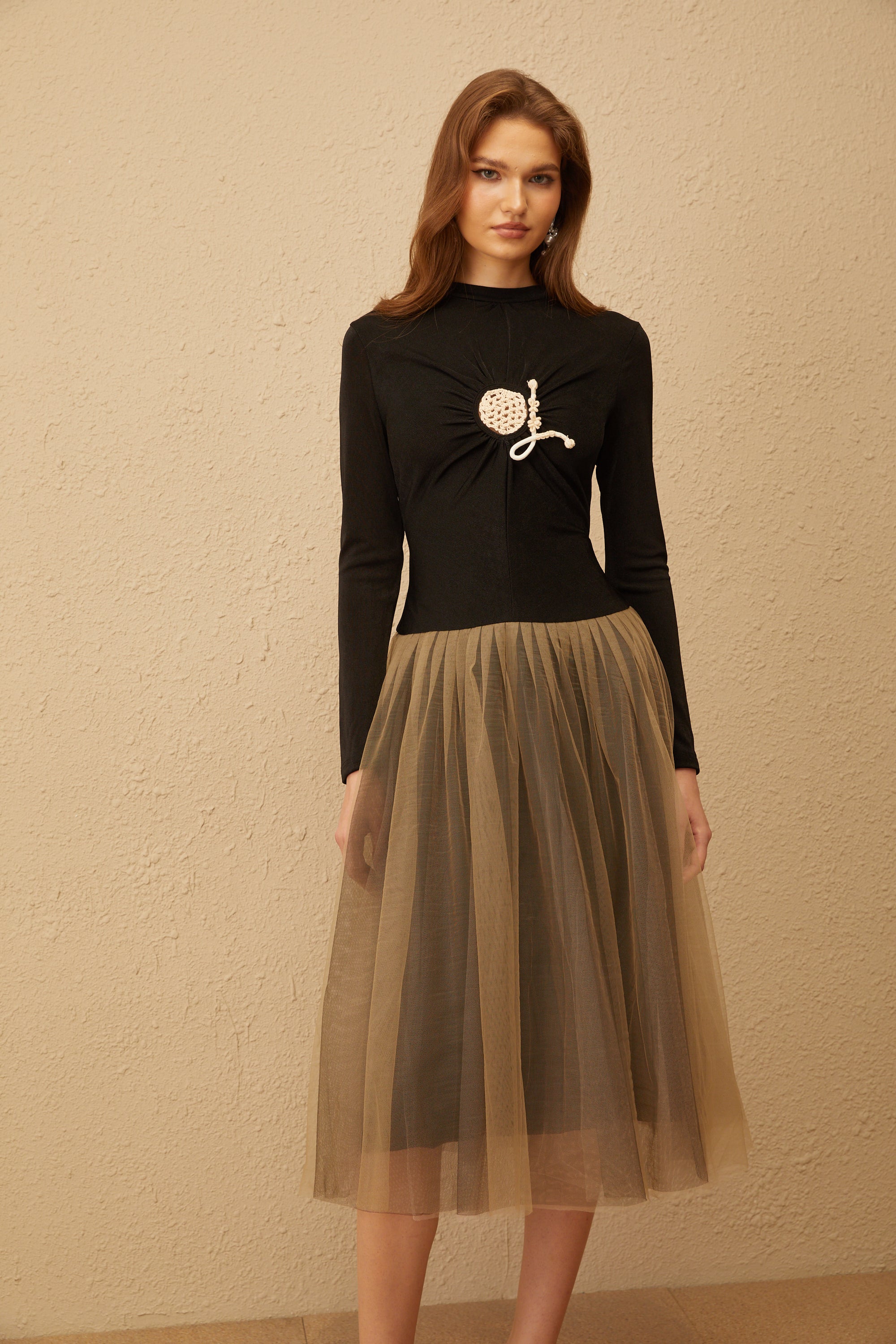 فستان سيزان متوسط الطول من التول وتفاصيل الكروشيه باللون الأسود