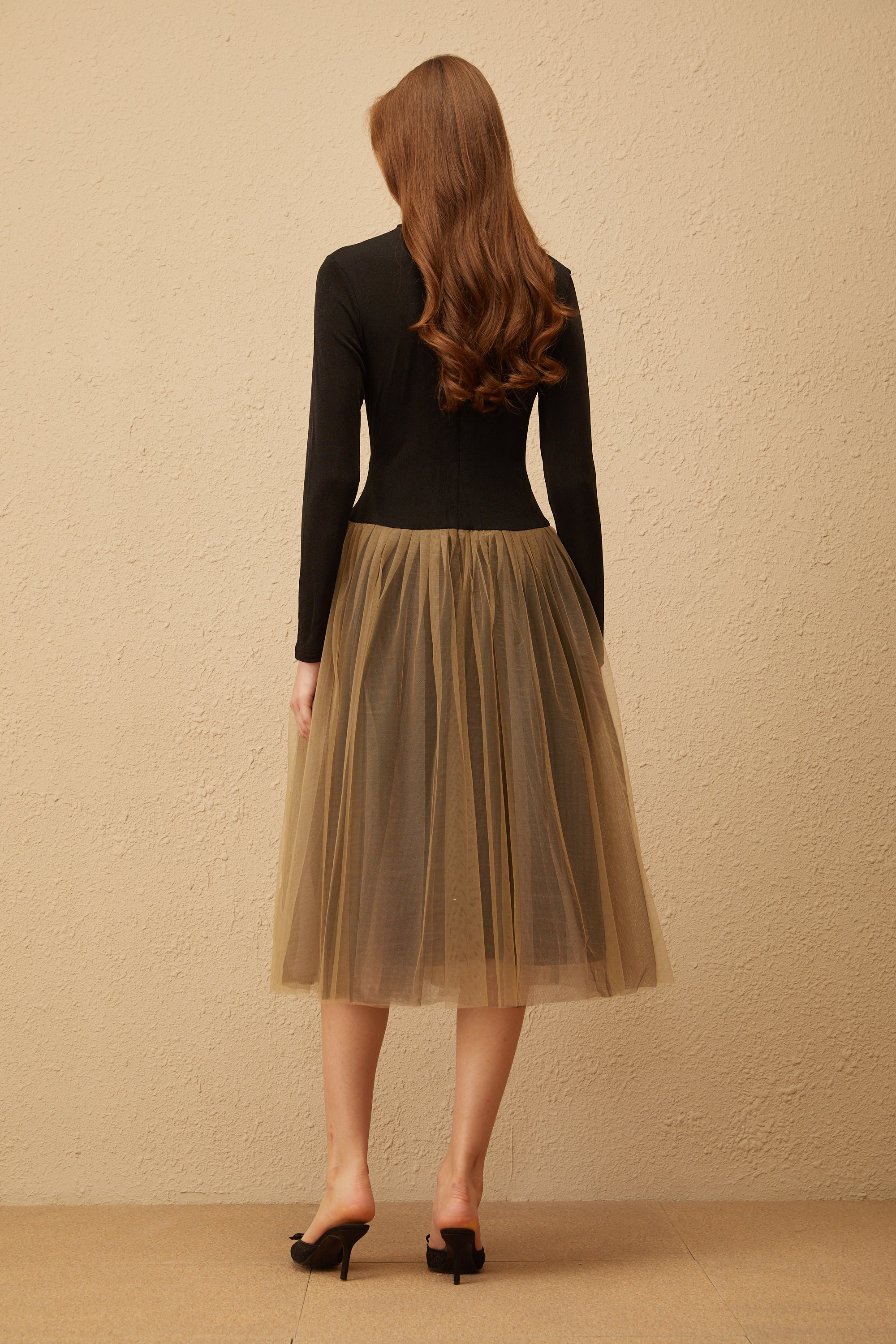 فستان سيزان متوسط الطول من التول وتفاصيل الكروشيه باللون الأسود