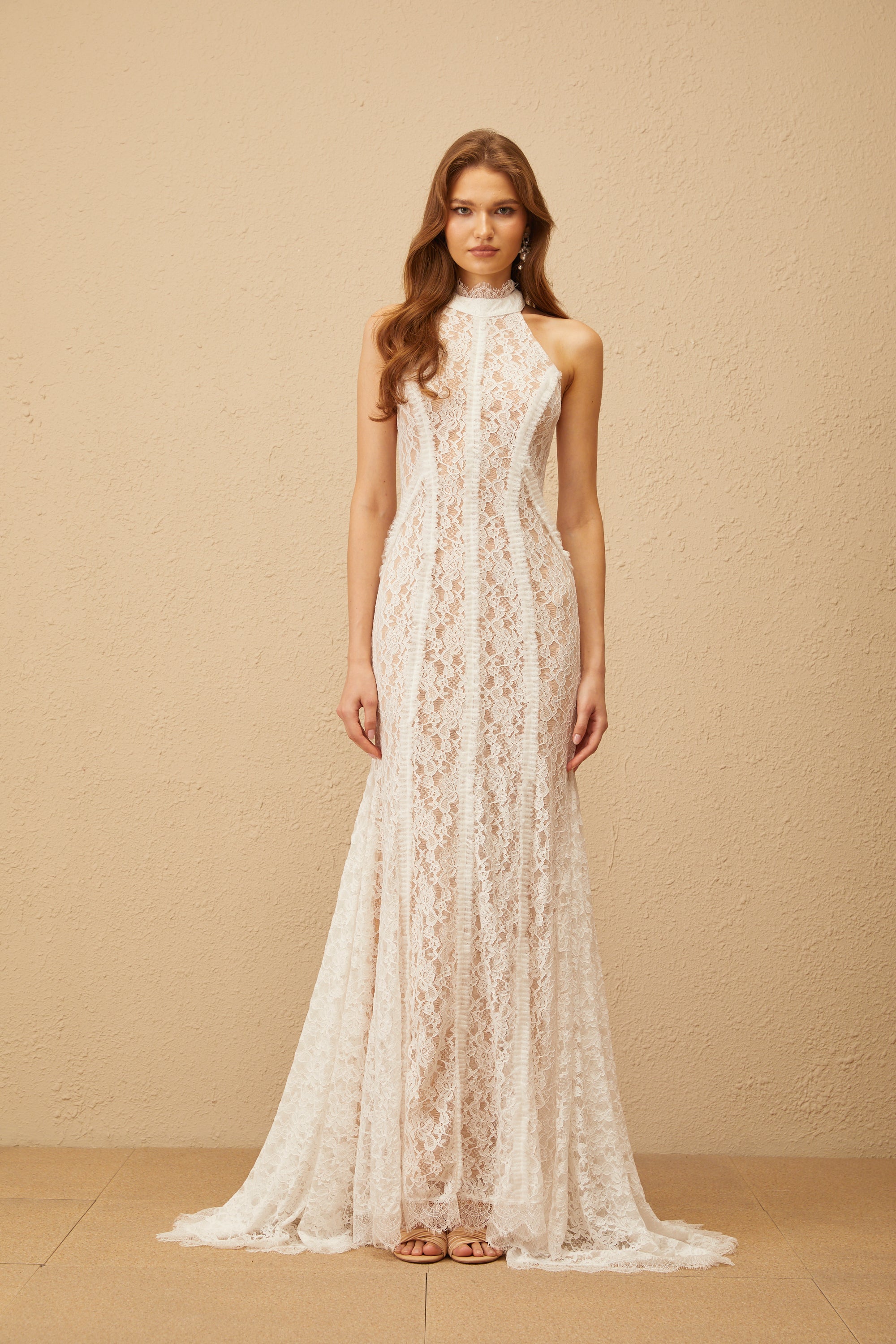 فستان ماكسي دانتيل بتصميم قطار أبيض من Gaëlle