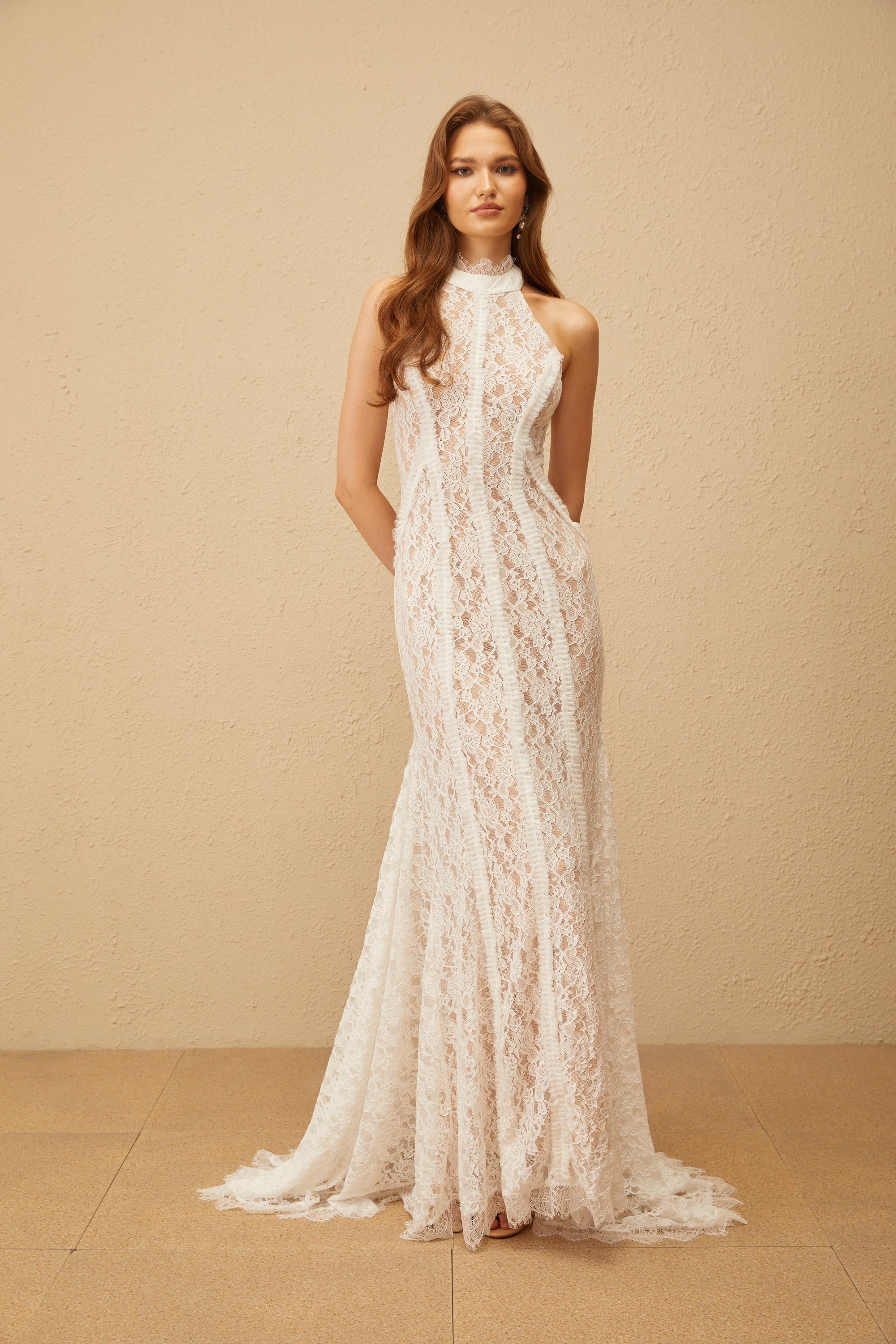 فستان ماكسي دانتيل بتصميم قطار أبيض من Gaëlle