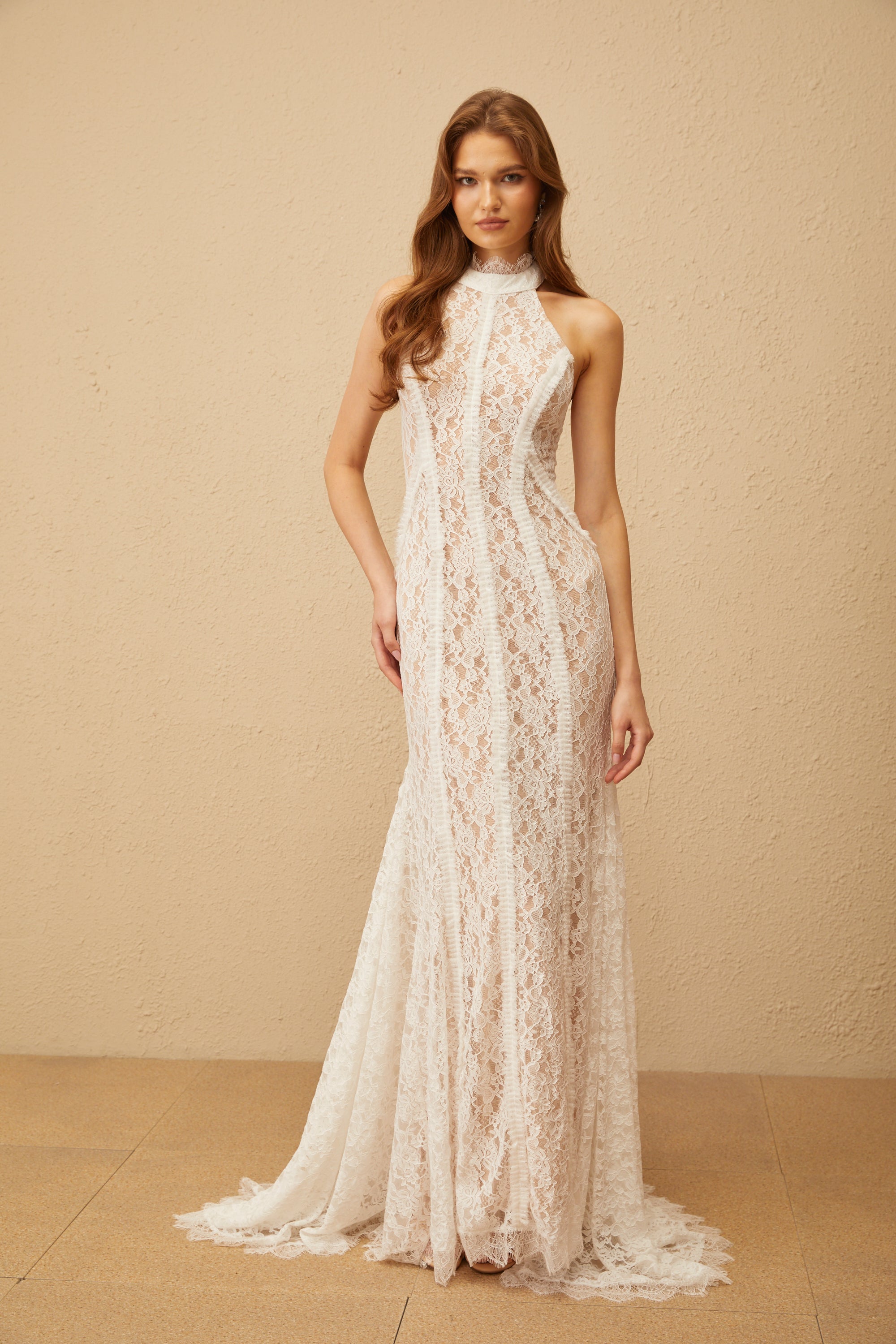 فستان ماكسي دانتيل بتصميم قطار أبيض من Gaëlle