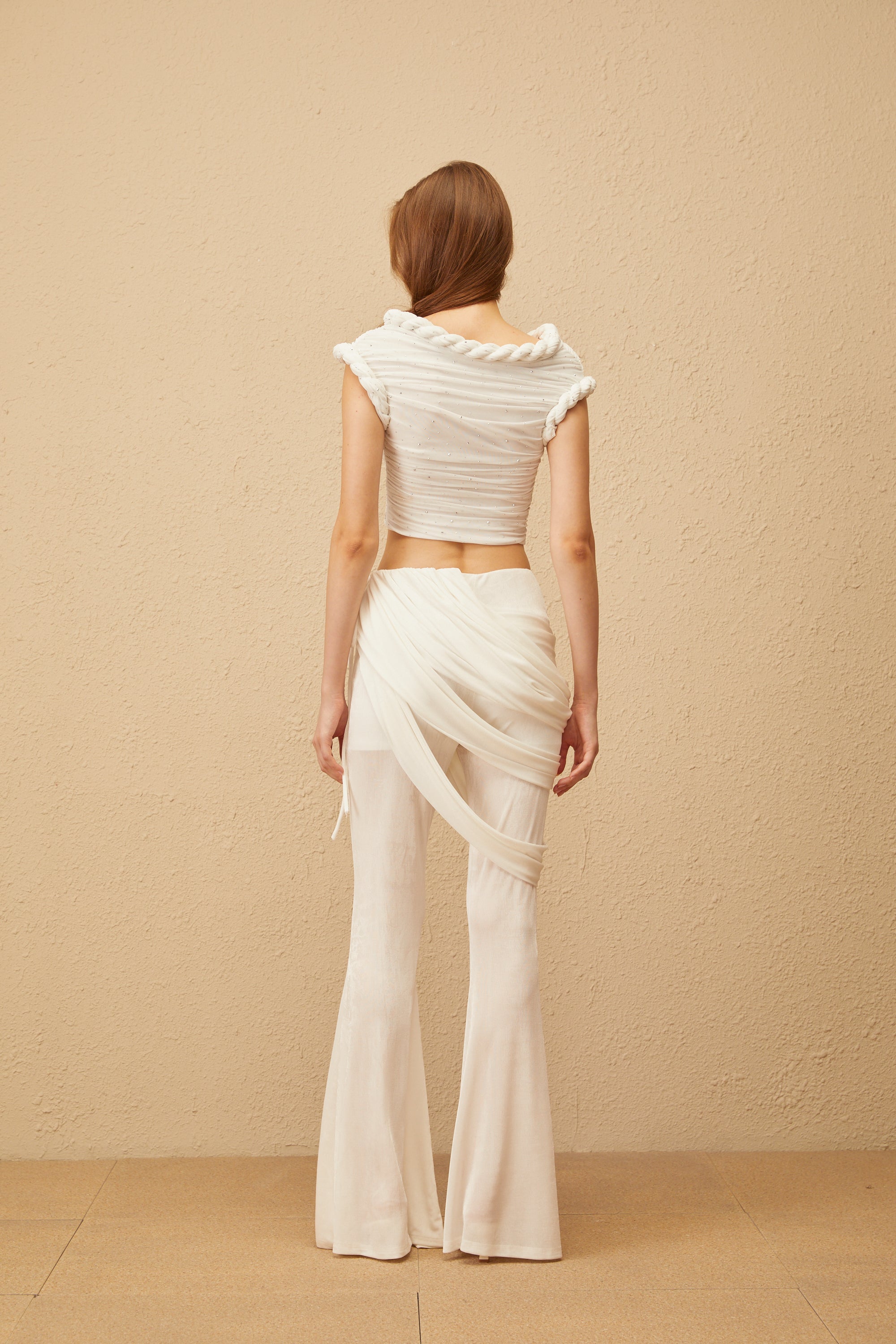 بلوزة ليزيت البيضاء المضفرة المزينة بأحجار الراين