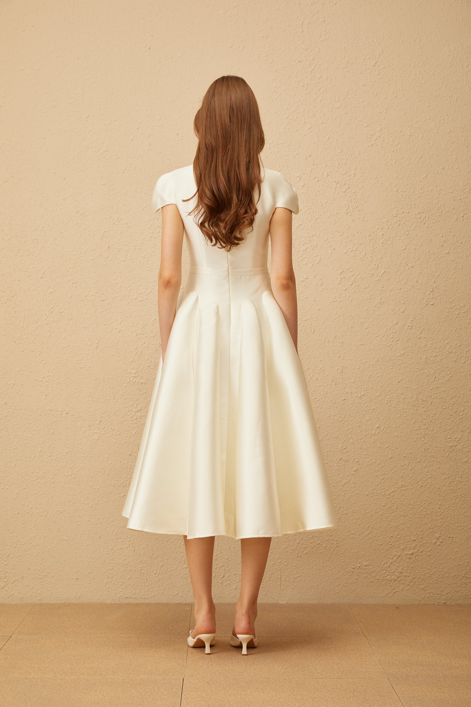 فستان أفينتين أبيض متوسط الطول بتصميم جوديت