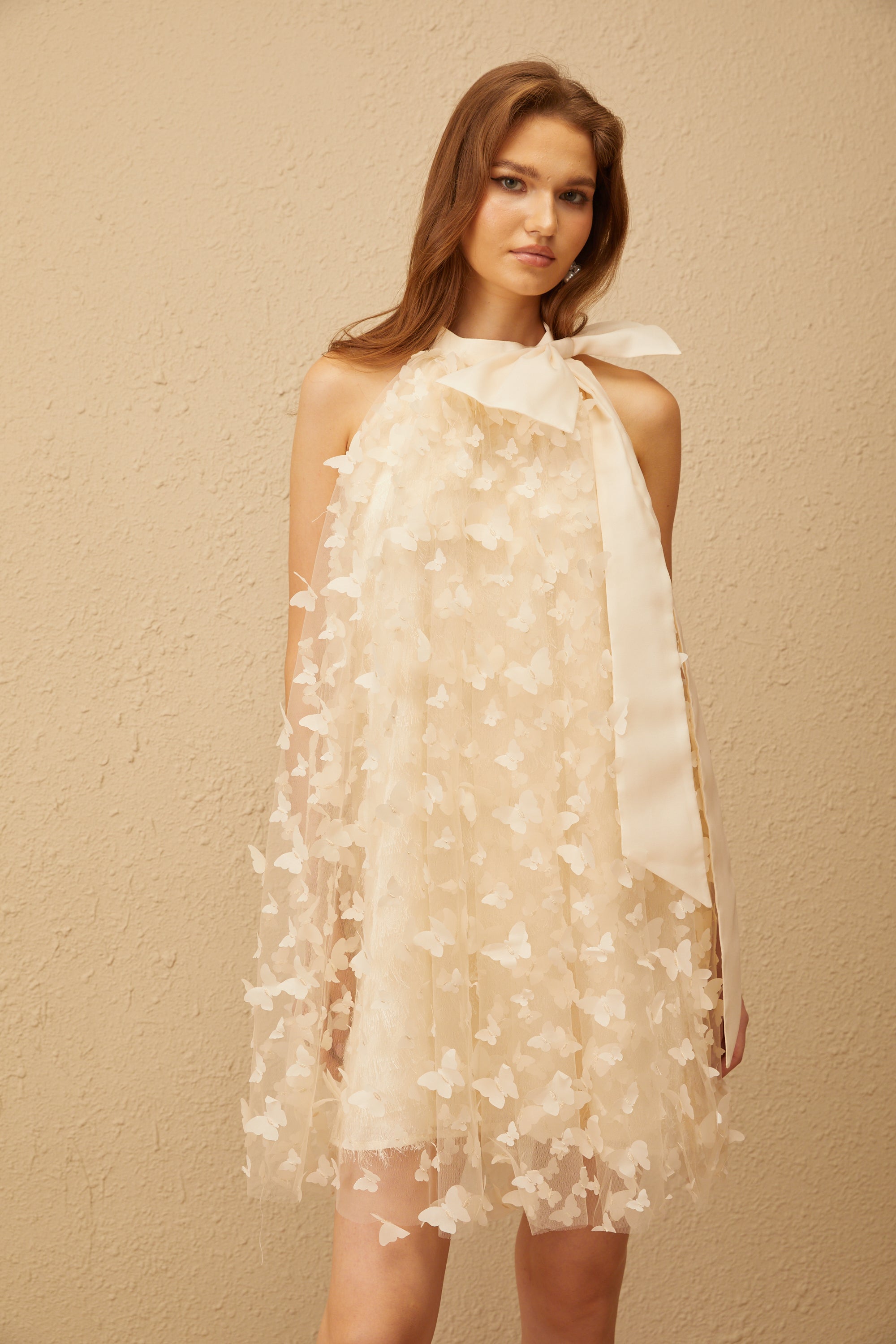 فستان قصير من التول بتصميم فراشة ثلاثي الأبعاد بلون بني محايد