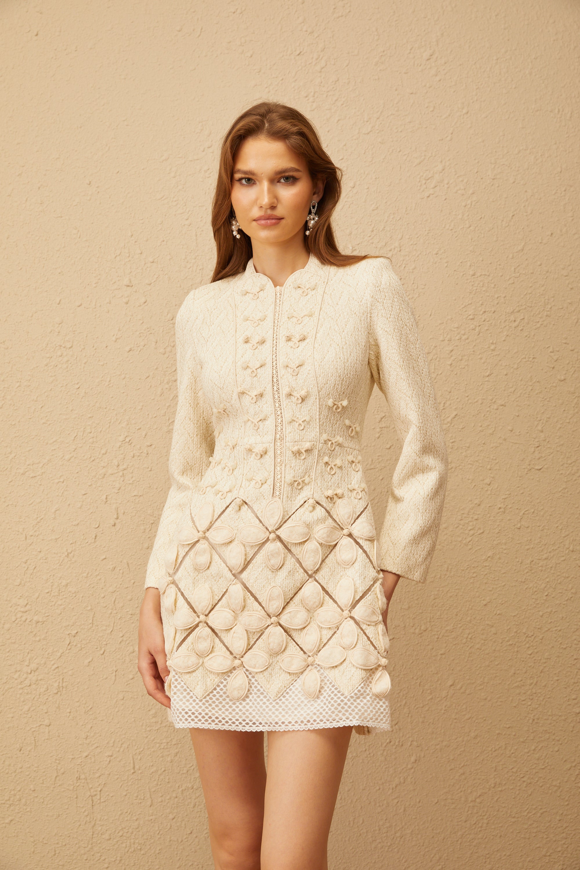 Carlota Minikleid aus Häkelstrick mit Blumenmuster in Weiß