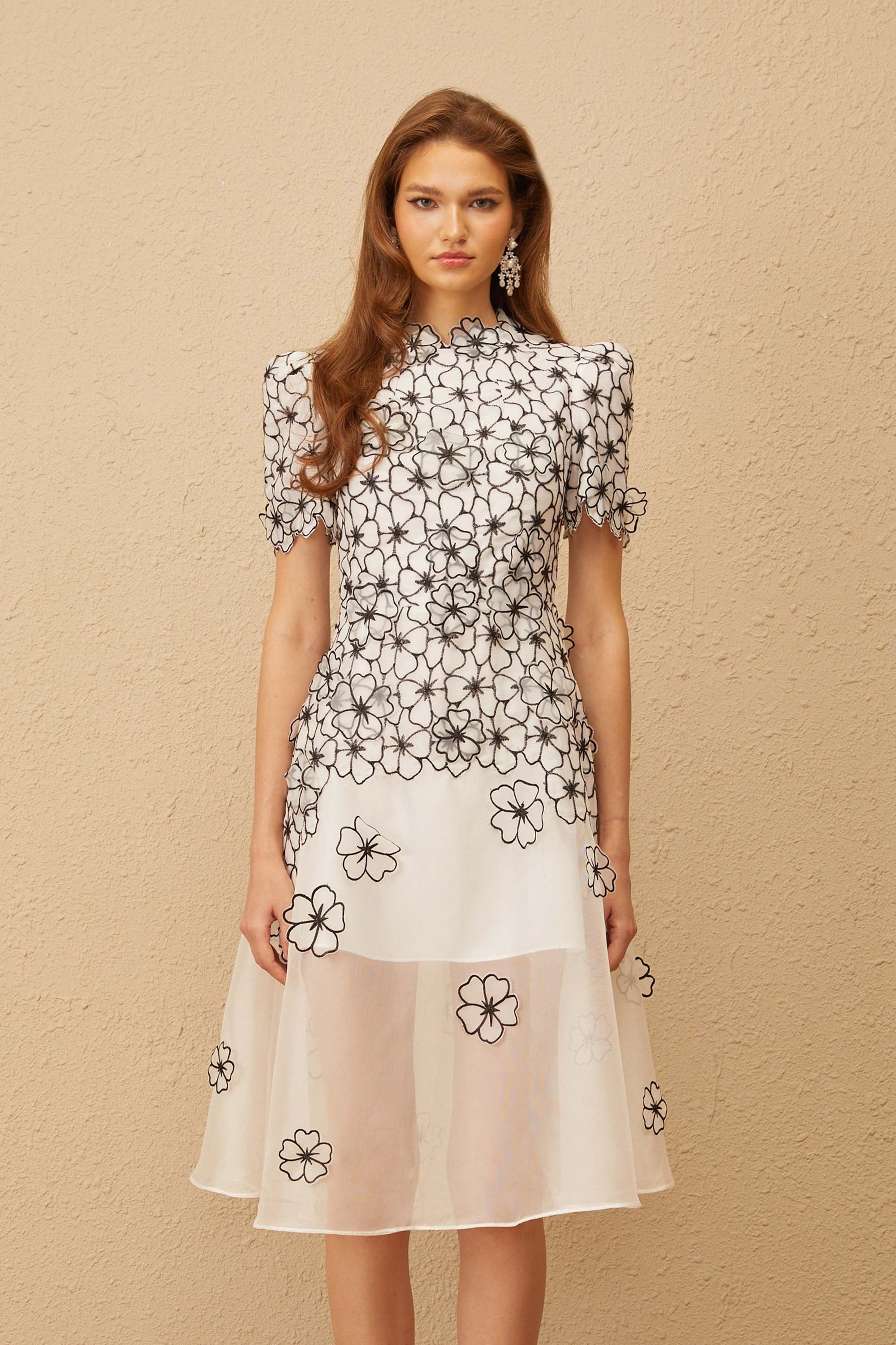 فستان ييل الأبيض من التول الميدي المزين بالزهور