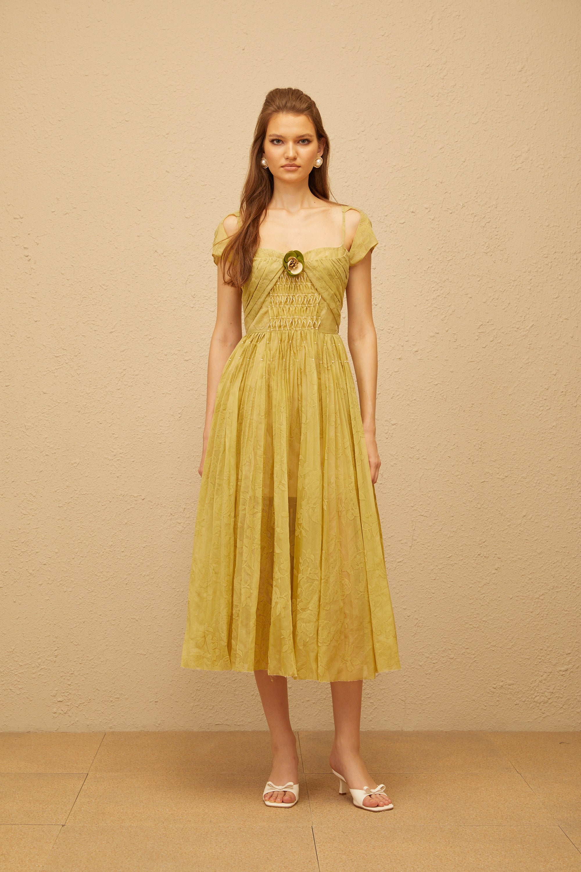 فستان ميدي من جاكار مطبوع بنقشة زهور باللون الأخضر البيريل