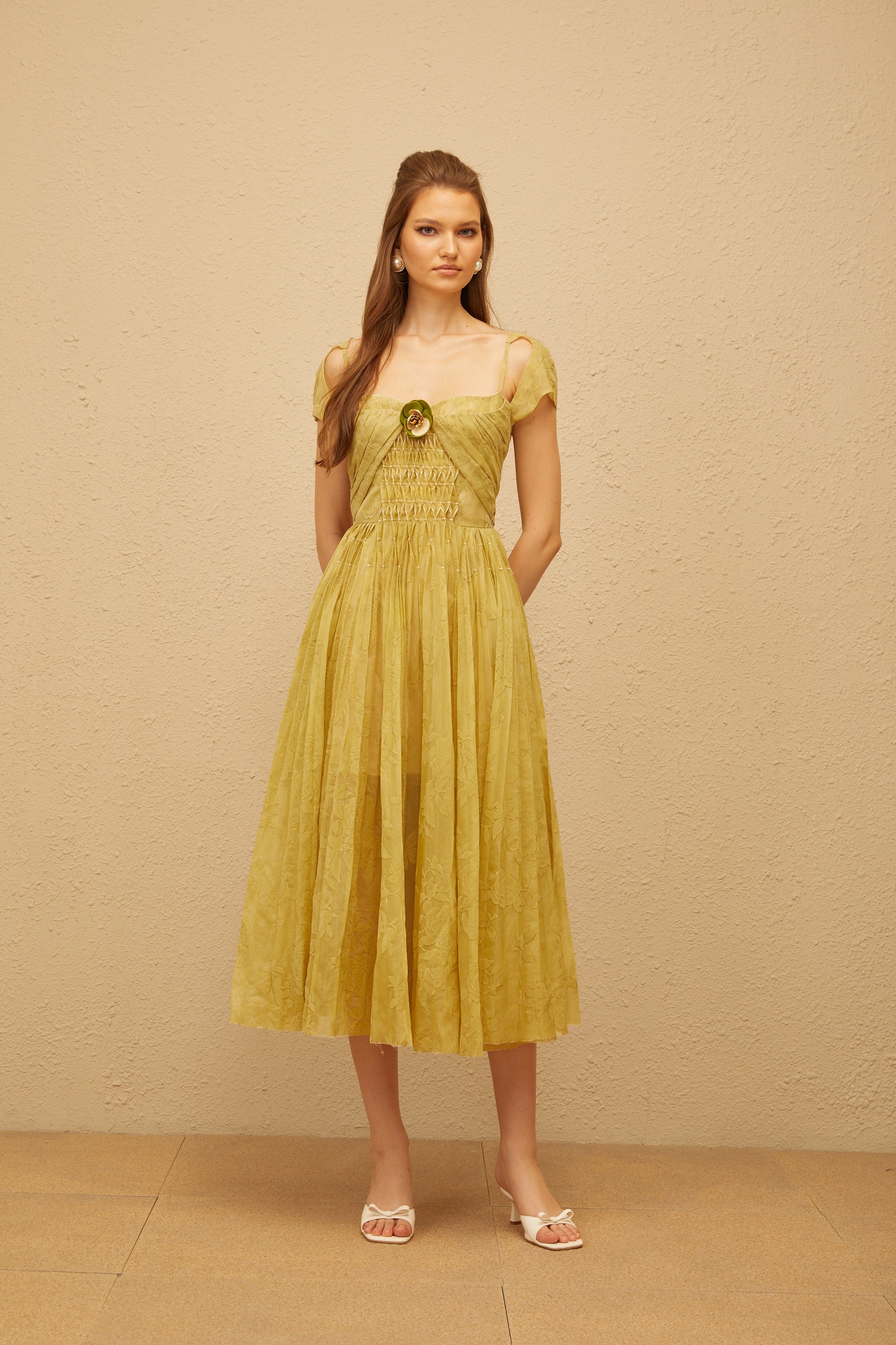 فستان ميدي من جاكار مطبوع بنقشة زهور باللون الأخضر البيريل