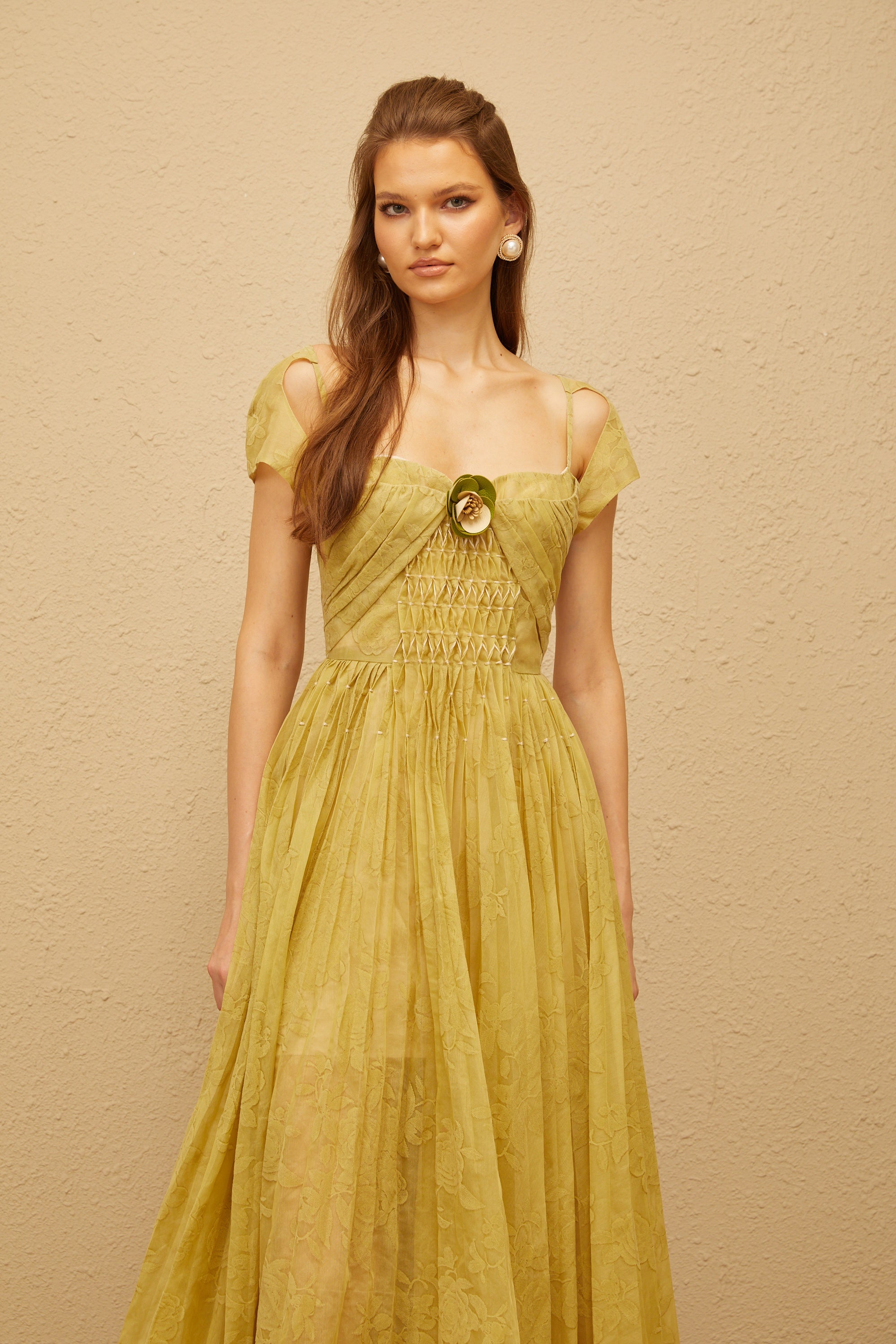 فستان ميدي من جاكار مطبوع بنقشة زهور باللون الأخضر البيريل