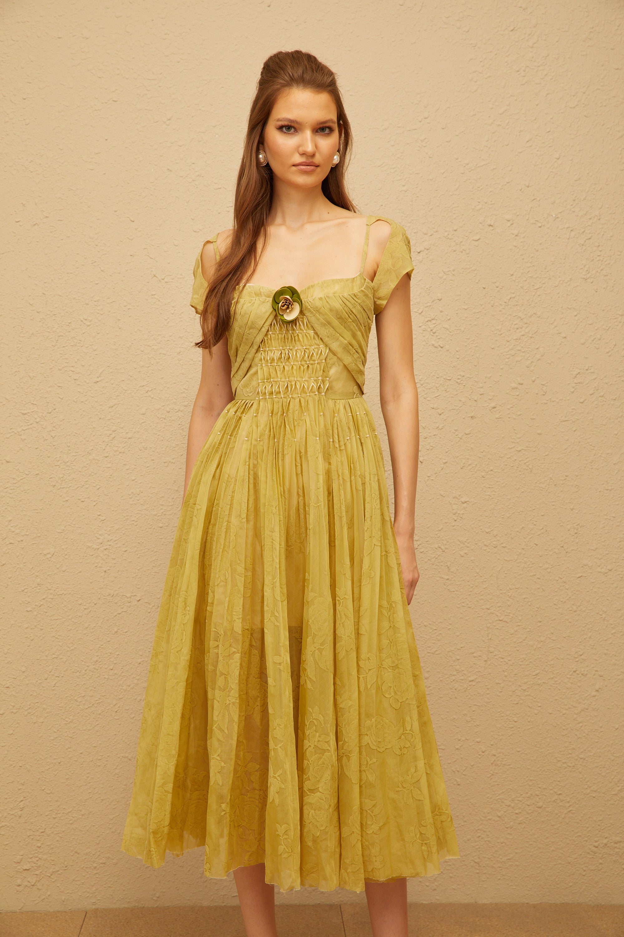 فستان ميدي من جاكار مطبوع بنقشة زهور باللون الأخضر البيريل