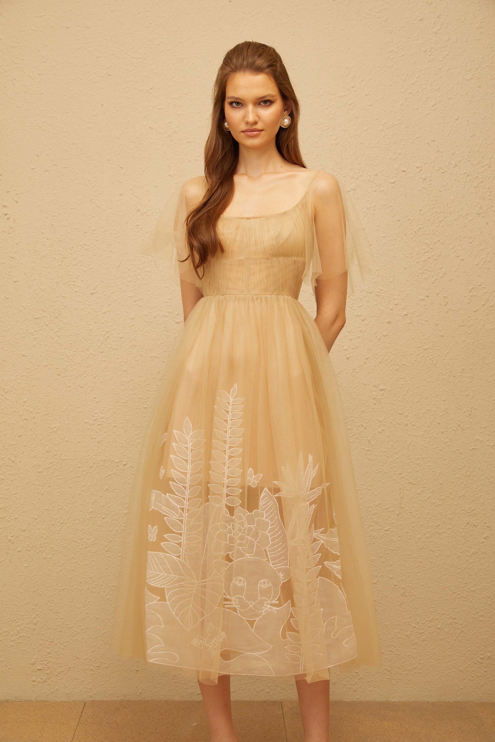 فستان بلانكا منسدل من التول الجاكار المحايد