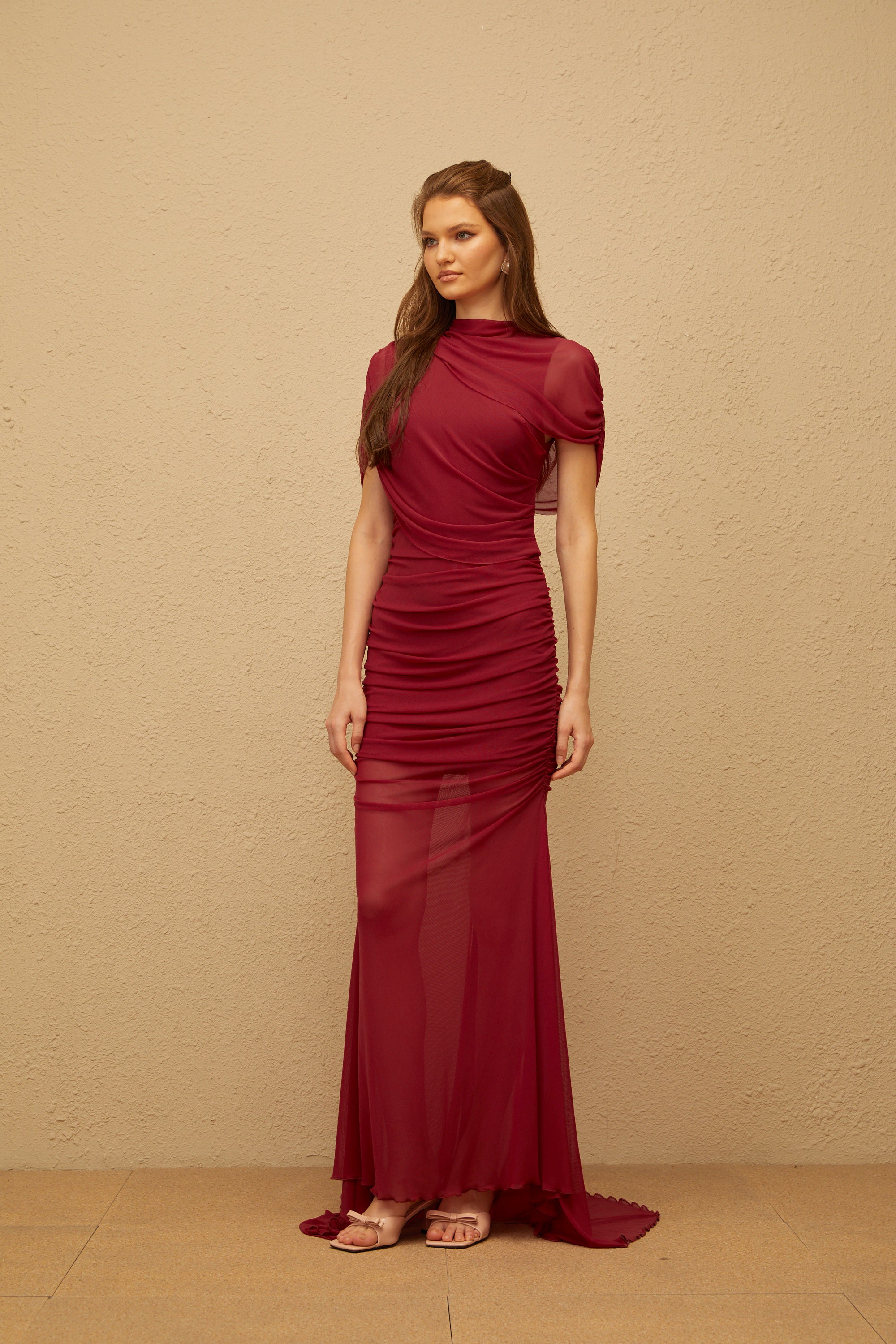 فستان سيلفي ماكسي أحمر غير متماثل من القماش الشبكي المكشكش