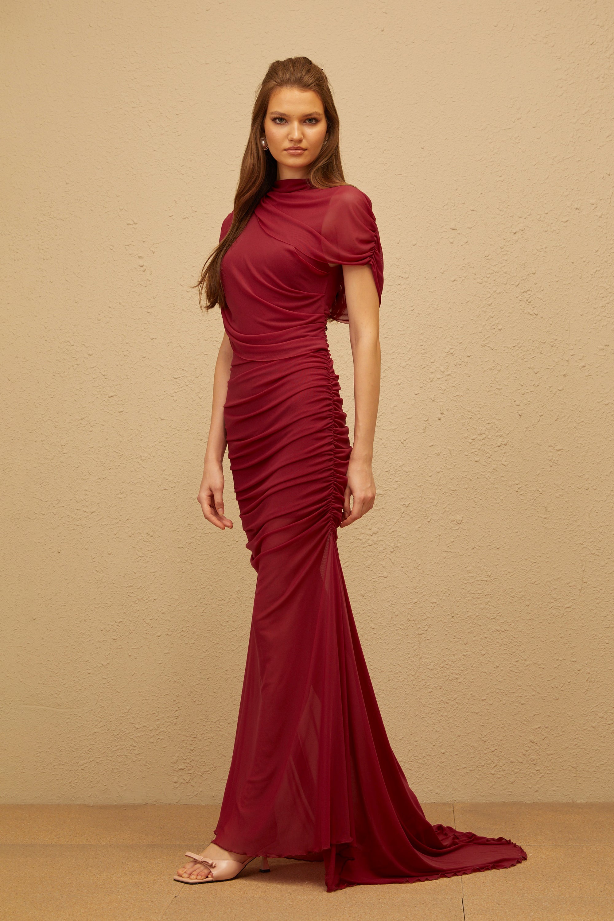 فستان سيلفي ماكسي أحمر غير متماثل من القماش الشبكي المكشكش