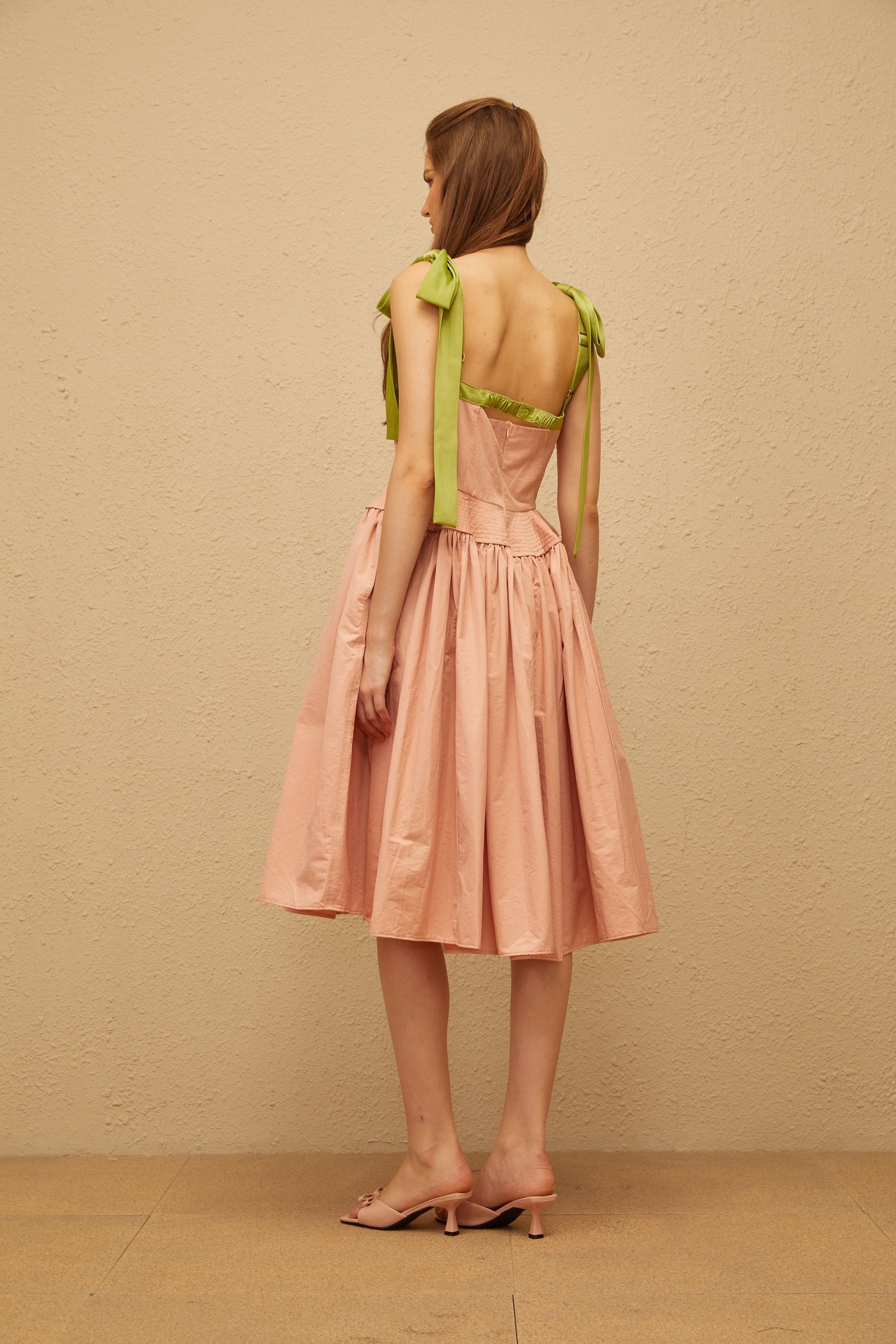 Abrielle Midikleid mit rosa Satin-Schleife und Trägern