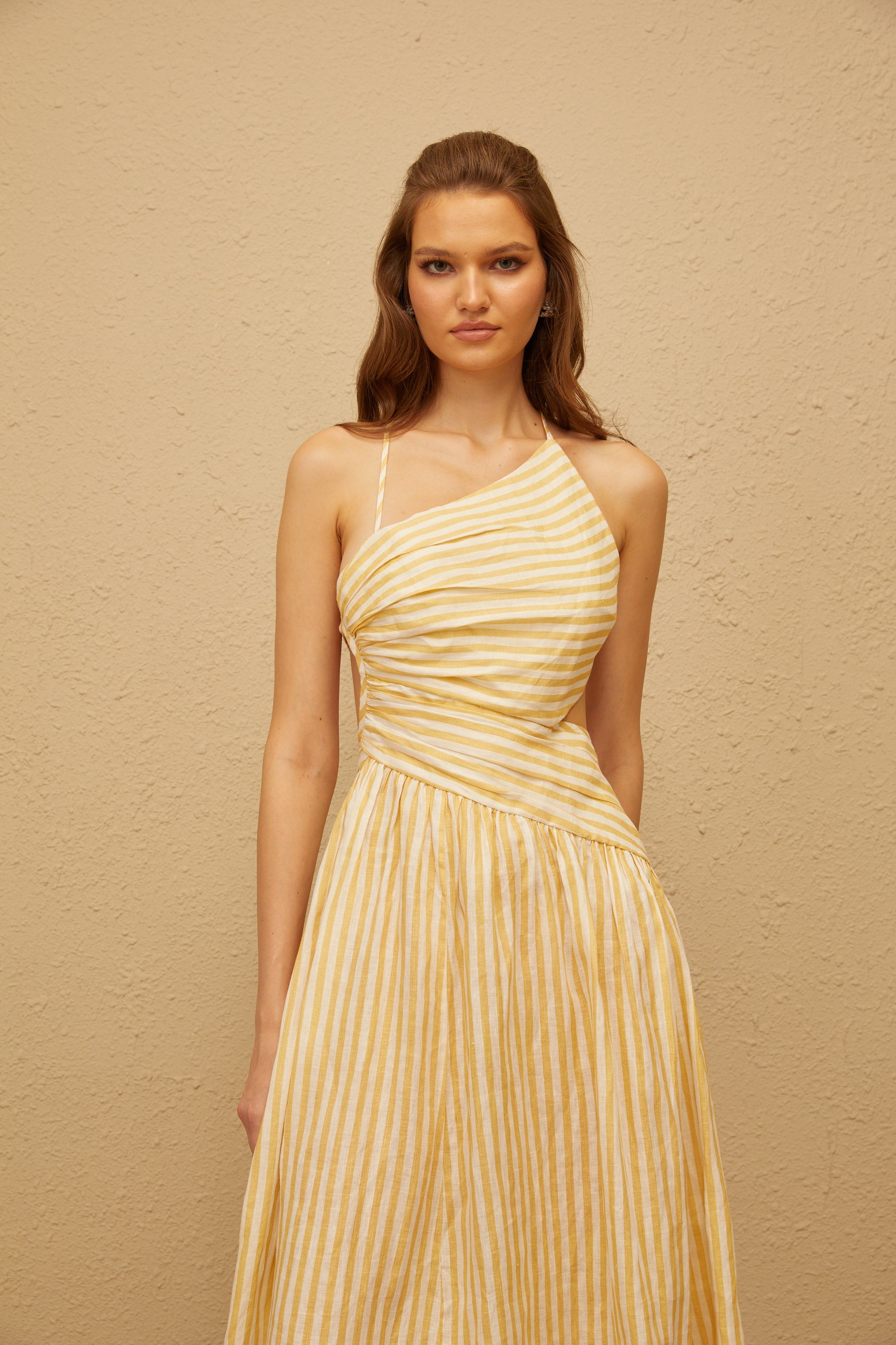 فستان ميدي مخطط غير متماثل أصفر من فابين.