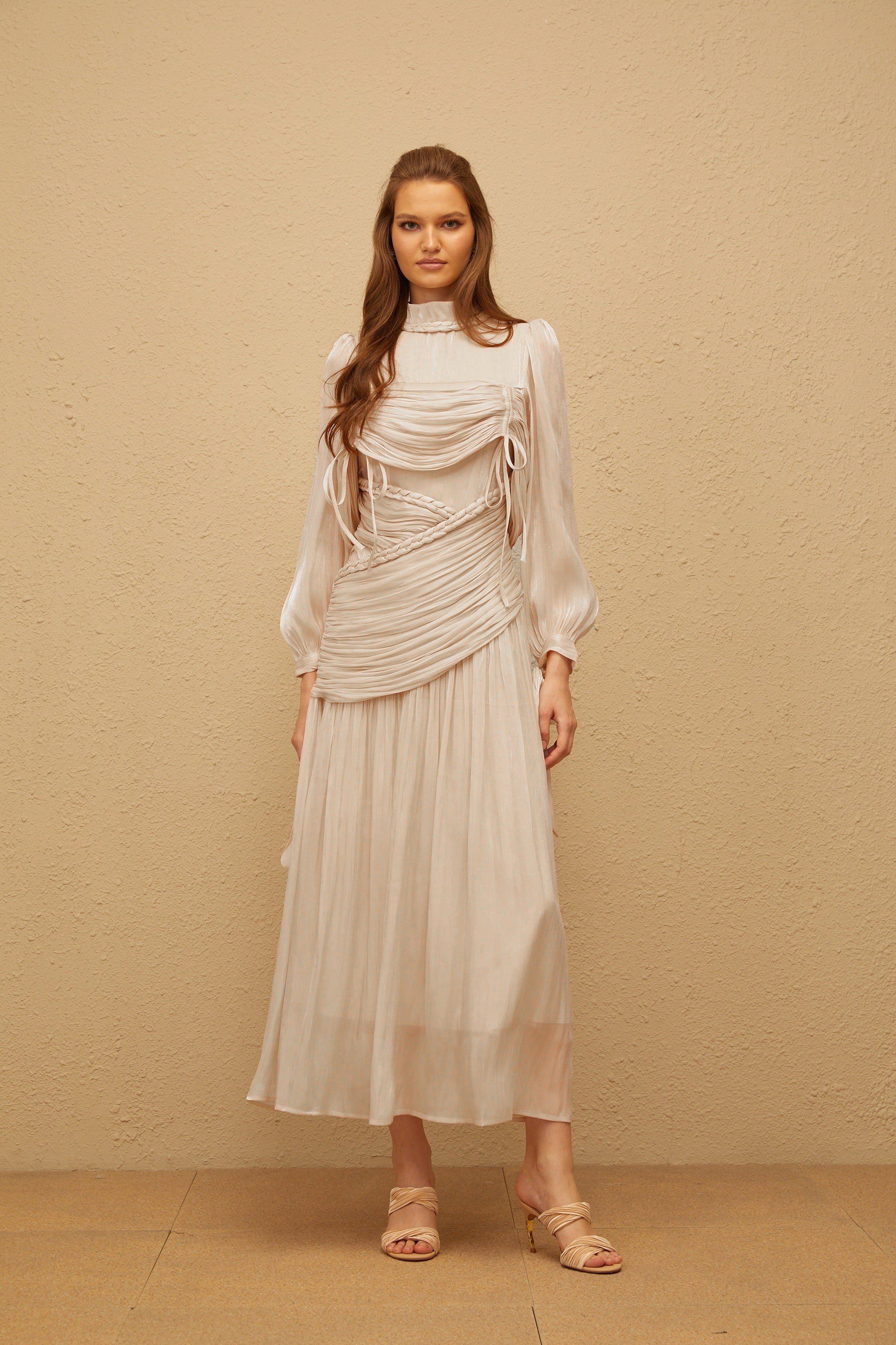 فستان ماكسي لامع بألوان رمادية من Amour، ذو تصميم مطوّع.