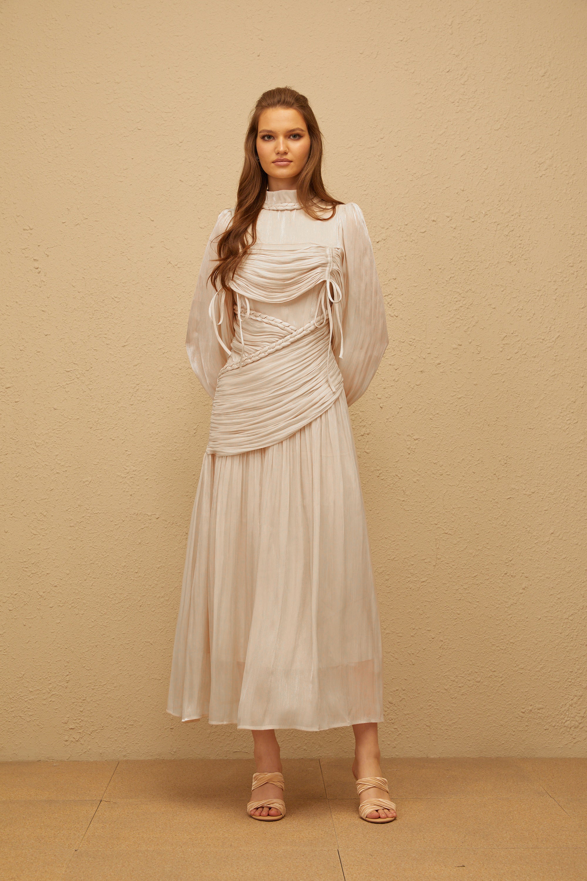 فستان ماكسي لامع بألوان رمادية من Amour، ذو تصميم مطوّع.