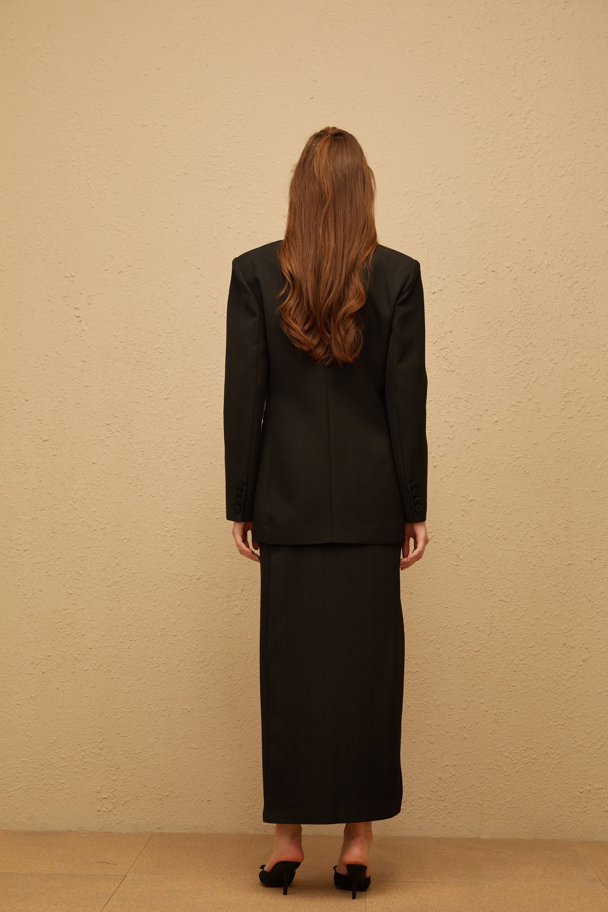 سترة سيلين السوداء المزينة بتطريزات وردية