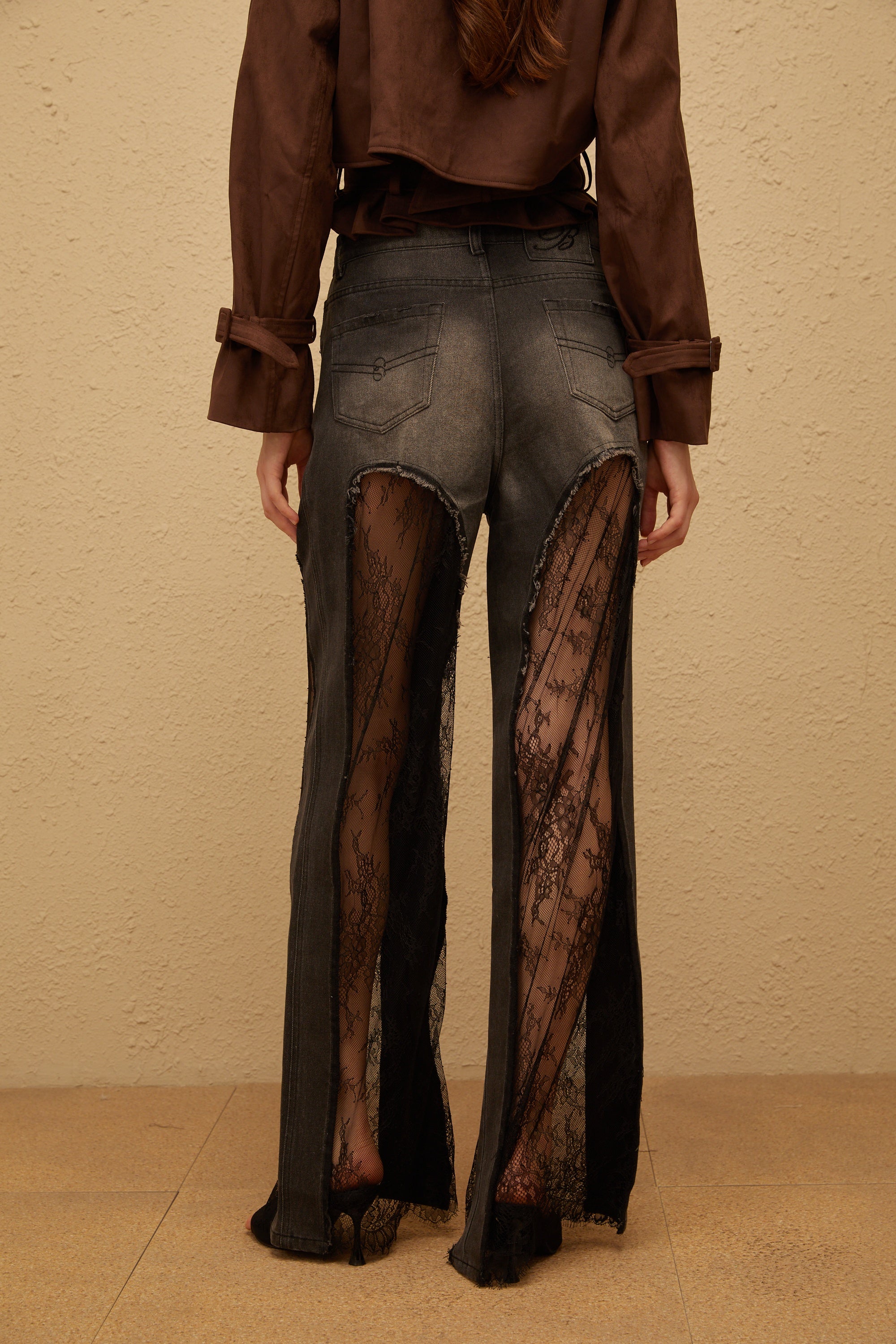 جينز ماديلين أسود مزين بنقشة زهور من الدانتيل