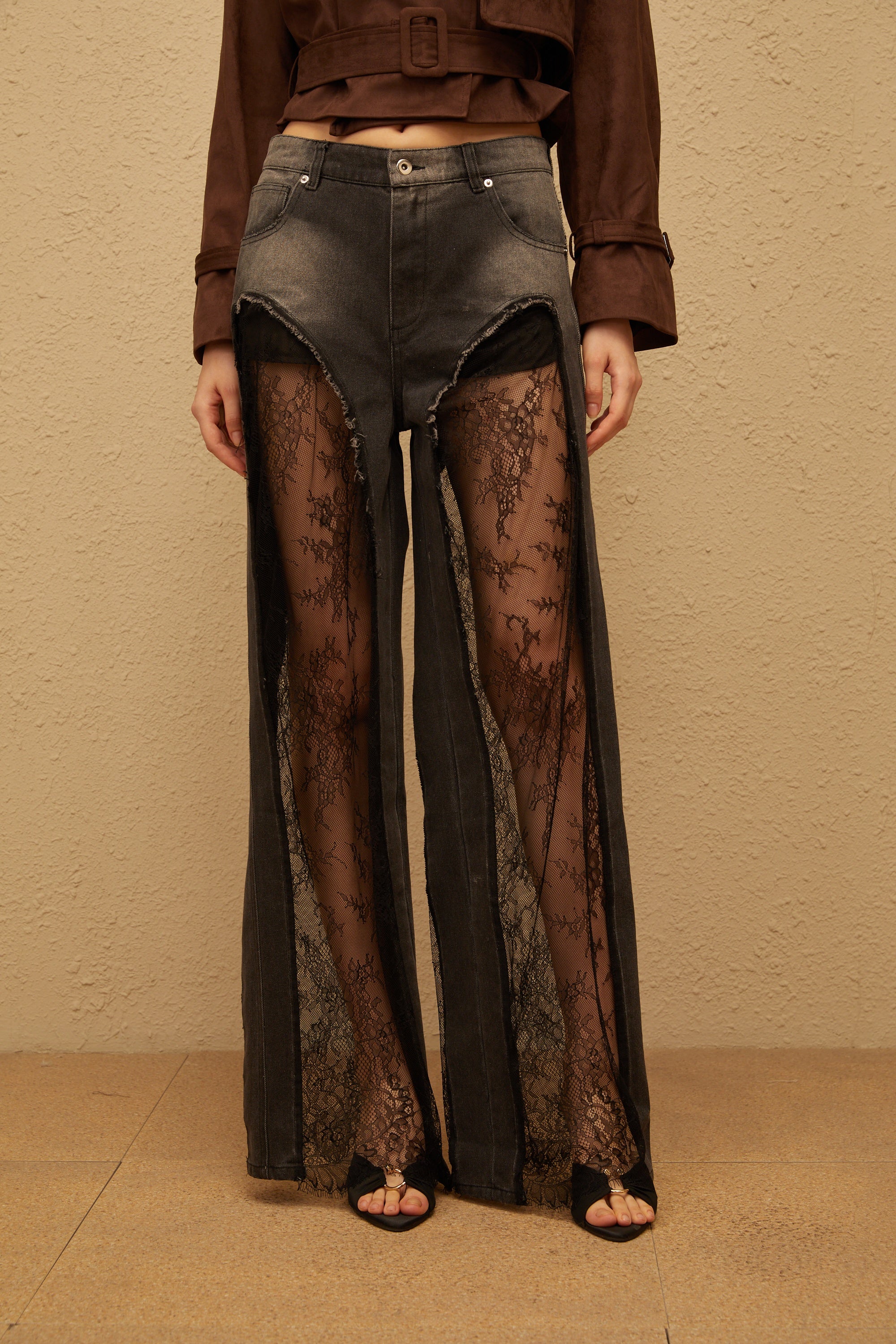 جينز ماديلين أسود مزين بنقشة زهور من الدانتيل