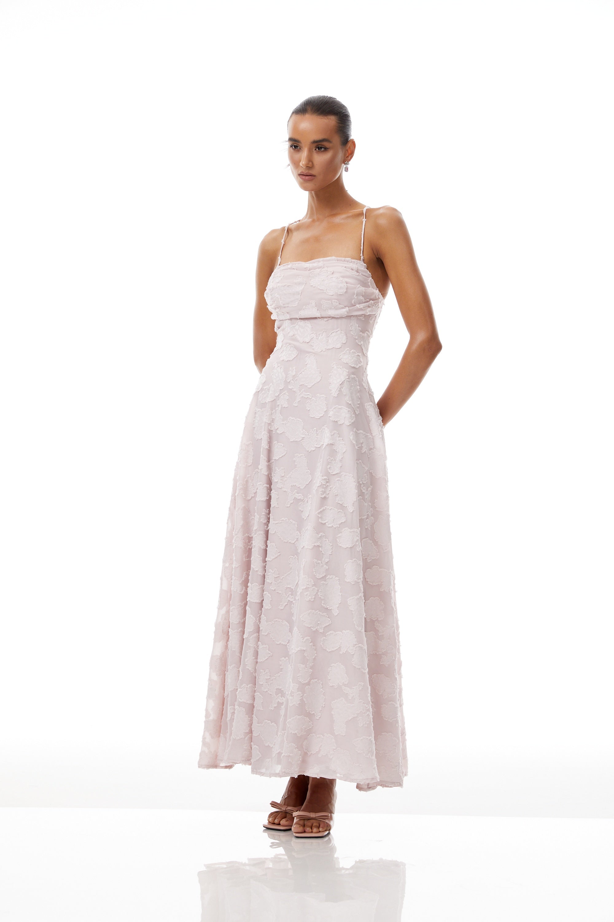 Célestine Maxikleid in Rosa mit ausgefransten Blumenstickereien