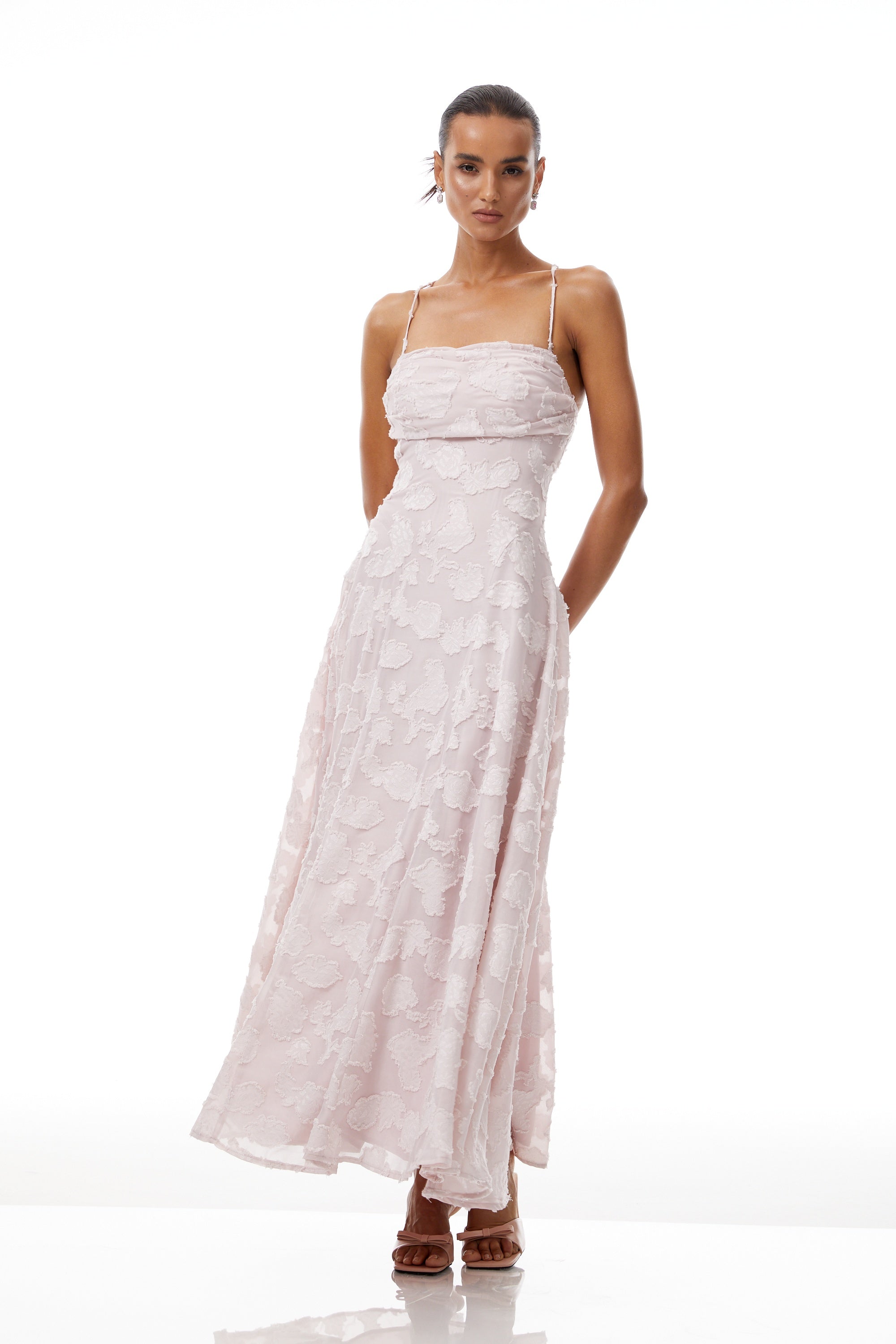 Célestine Maxikleid in Rosa mit ausgefransten Blumenstickereien