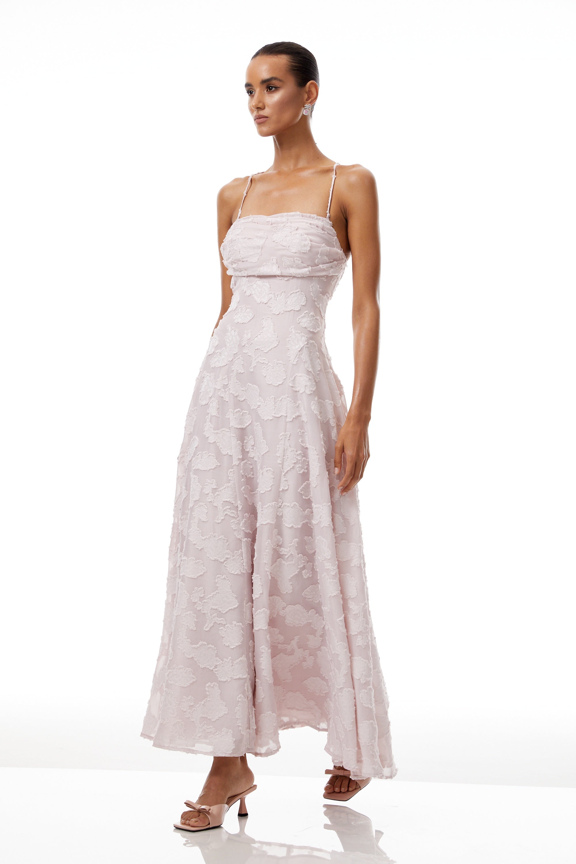 Célestine Maxikleid in Rosa mit ausgefransten Blumenstickereien