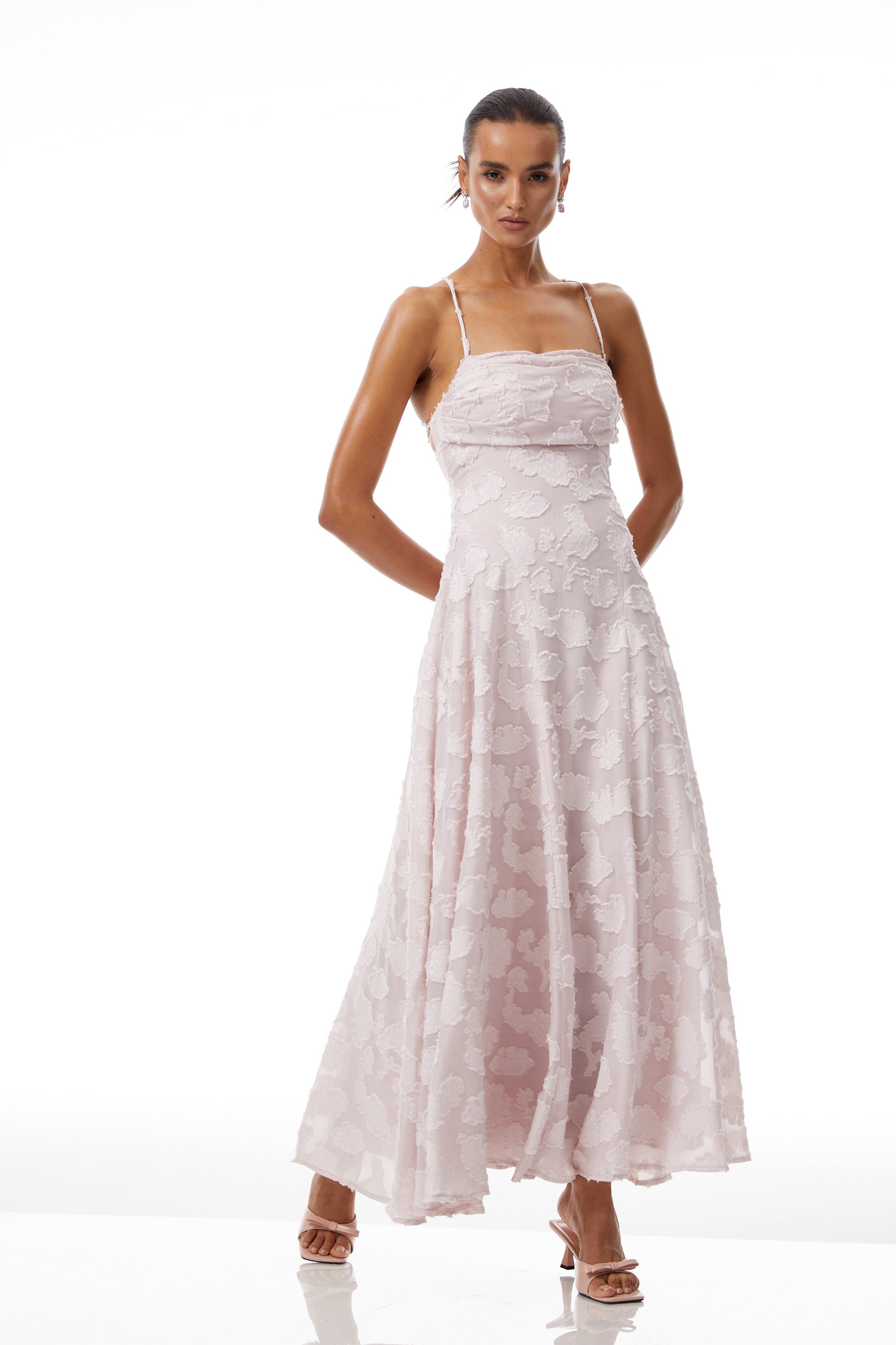 Célestine Maxikleid in Rosa mit ausgefransten Blumenstickereien