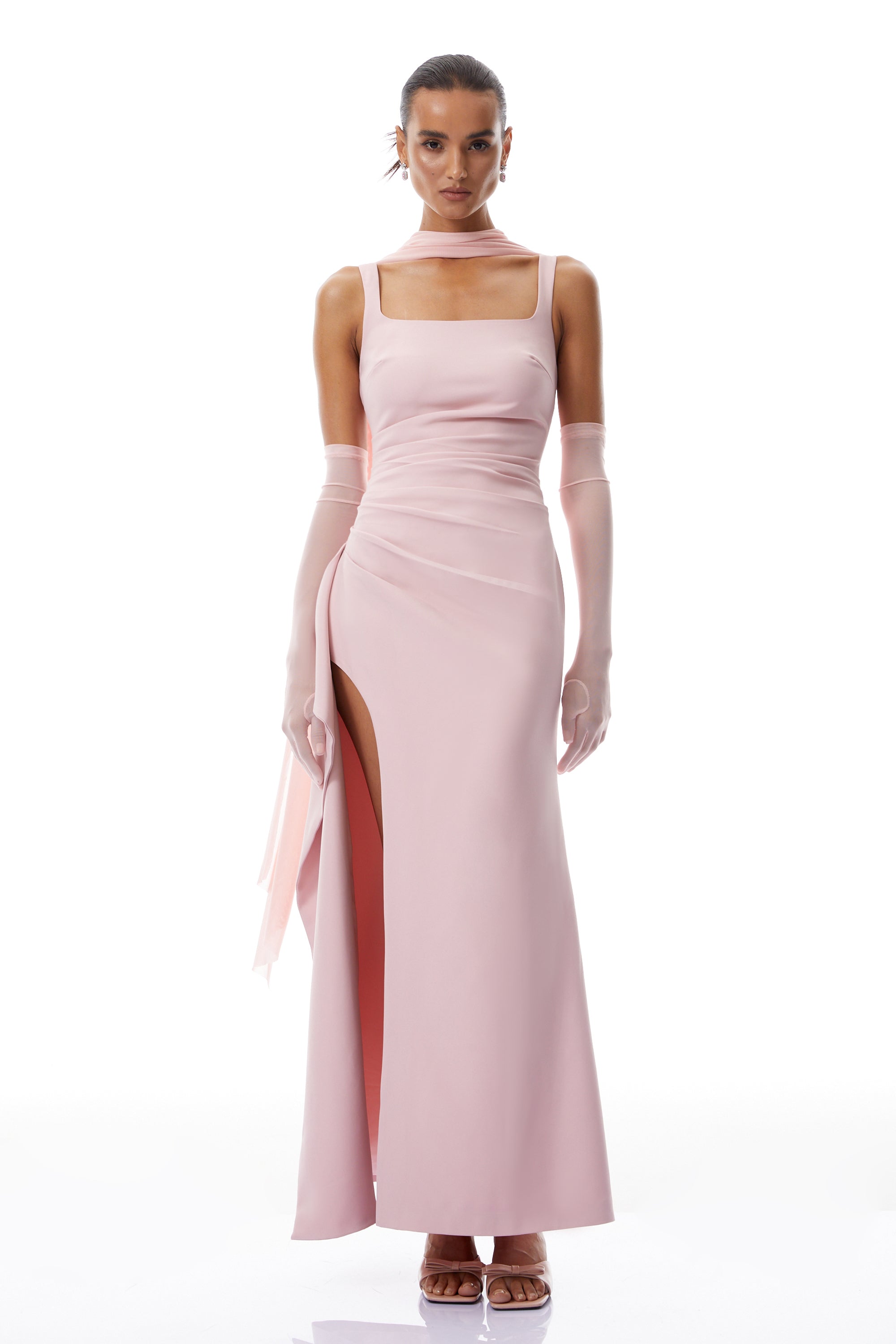 فستان ماكسي وردي أوفيلي بتفاصيل وشاح ومكشكش