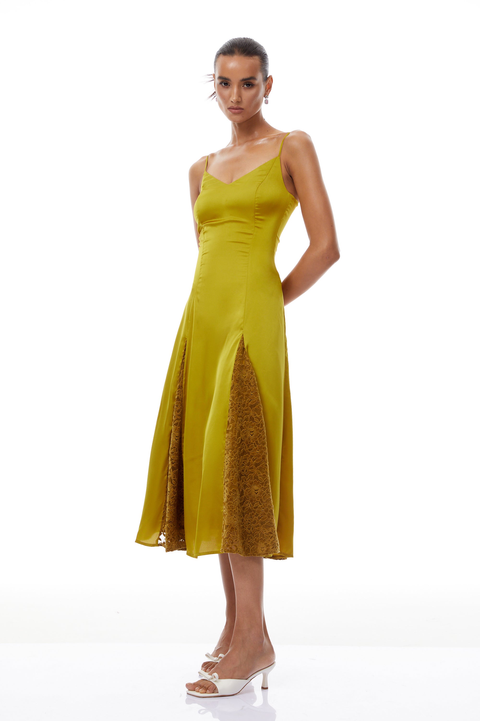 فستان صيفي متوسط الطول من الساتان المخملي المزين بالدانتيل من لويز جرين