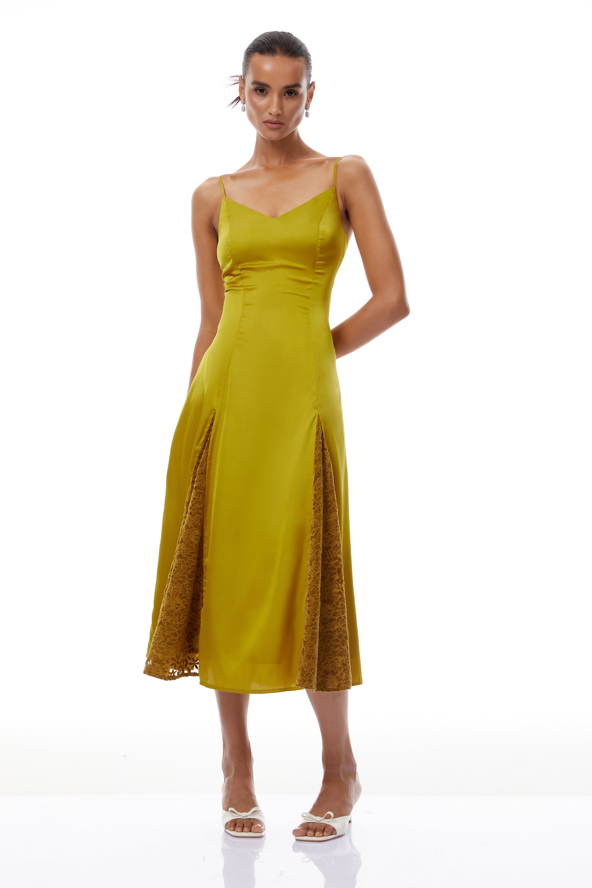 فستان صيفي متوسط الطول من الساتان المخملي المزين بالدانتيل من لويز جرين