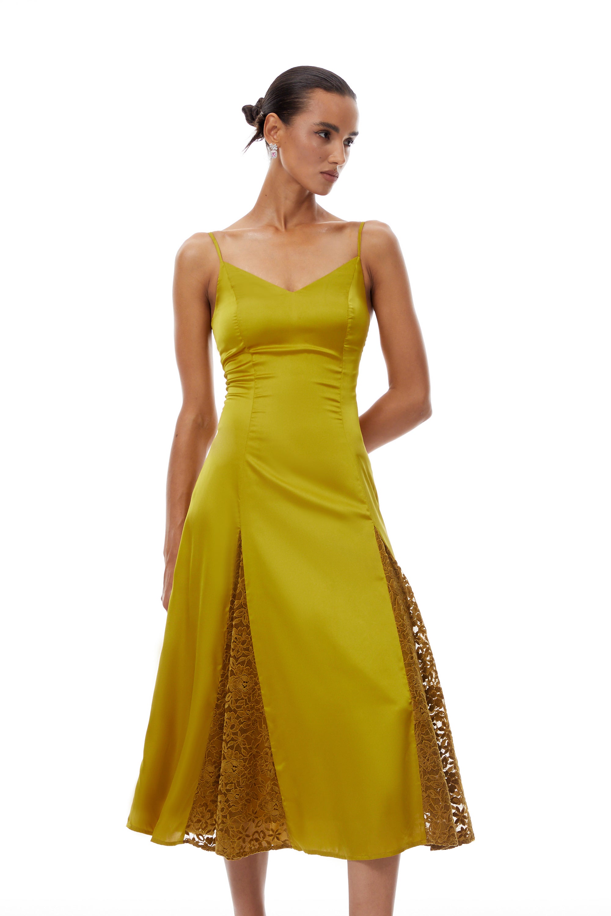 فستان صيفي متوسط الطول من الساتان المخملي المزين بالدانتيل من لويز جرين