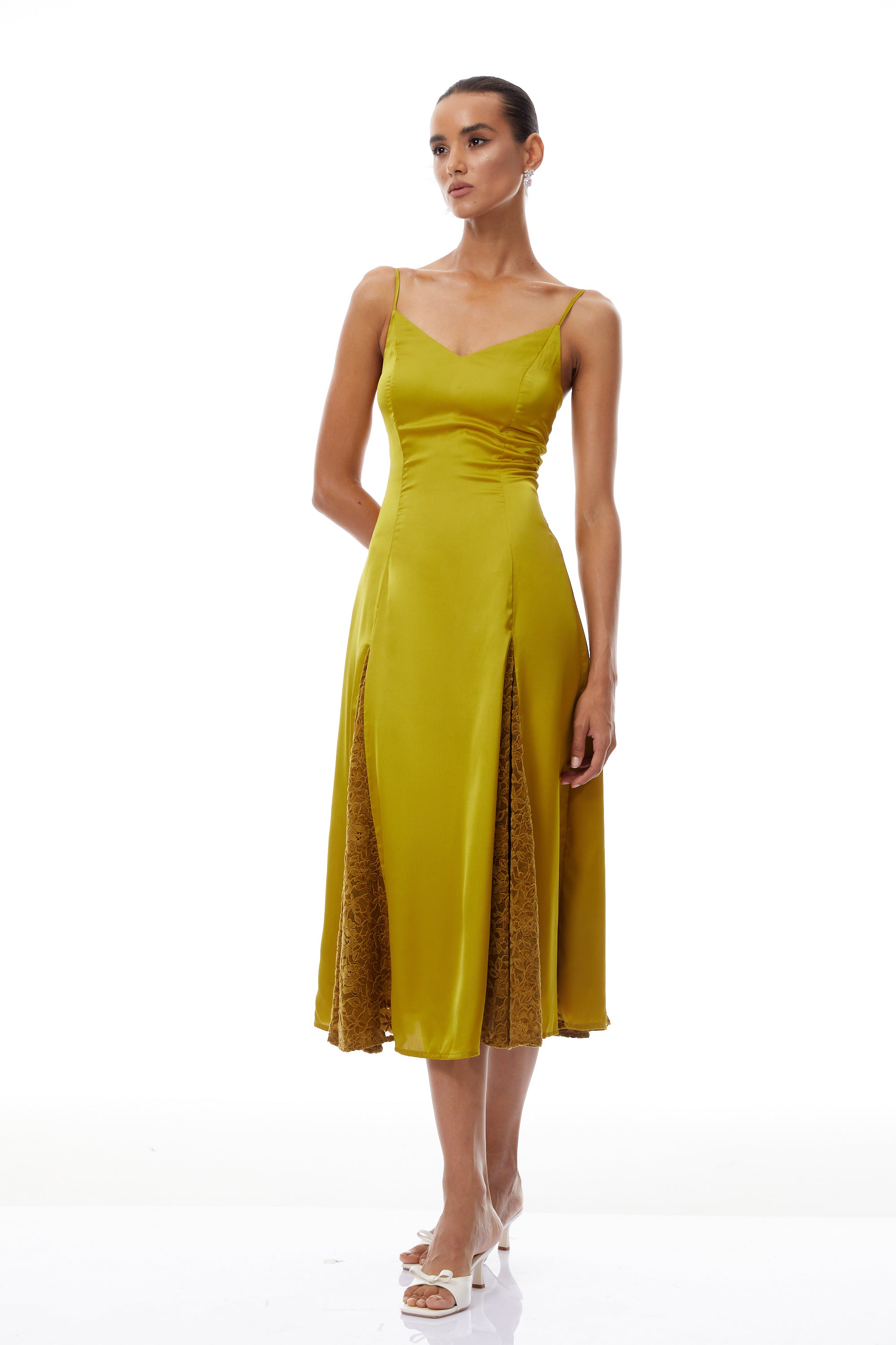 فستان صيفي متوسط الطول من الساتان المخملي المزين بالدانتيل من لويز جرين