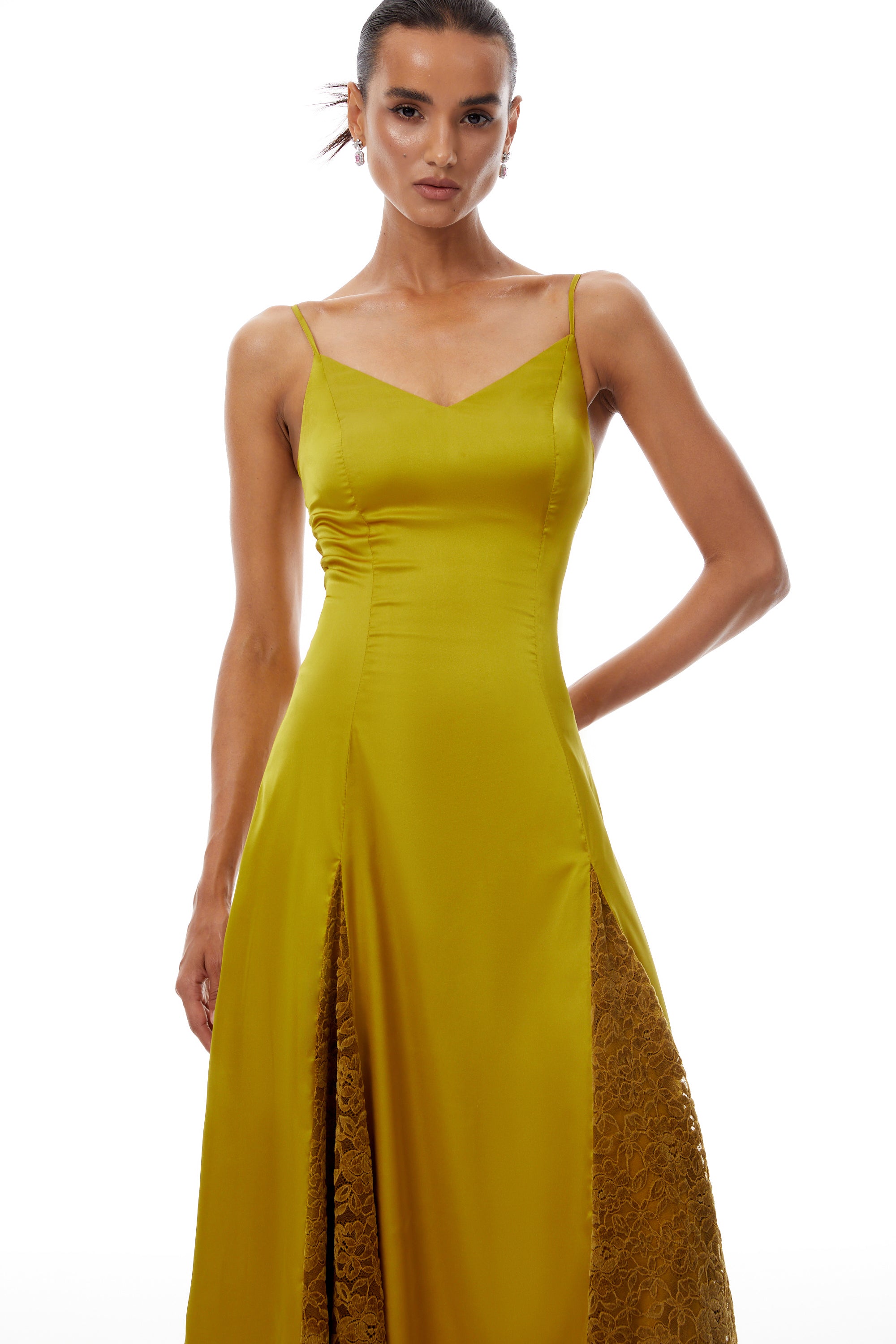 فستان صيفي متوسط الطول من الساتان المخملي المزين بالدانتيل من لويز جرين