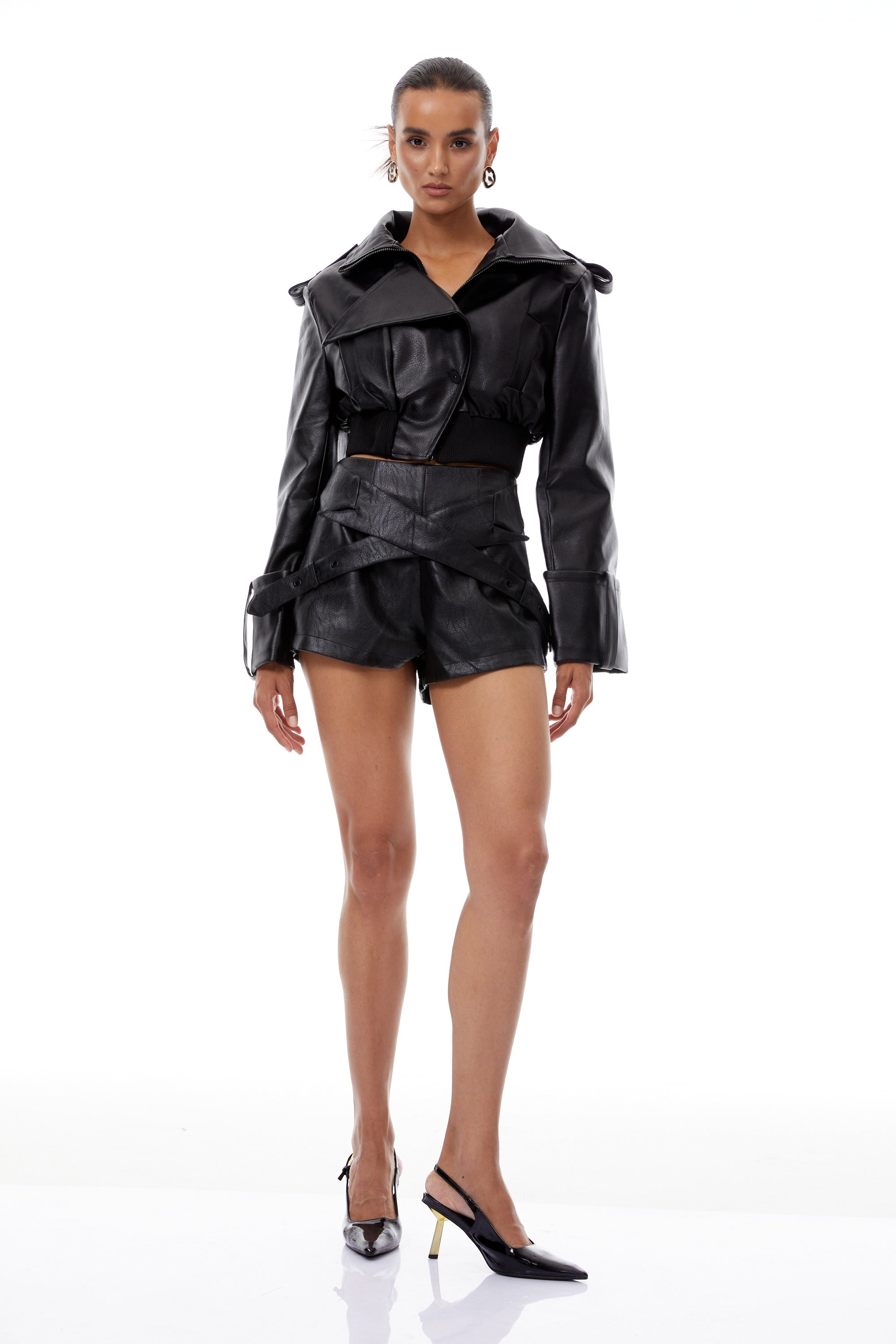 طقم جاكيت وشورت من الجلد الأسود من مانون